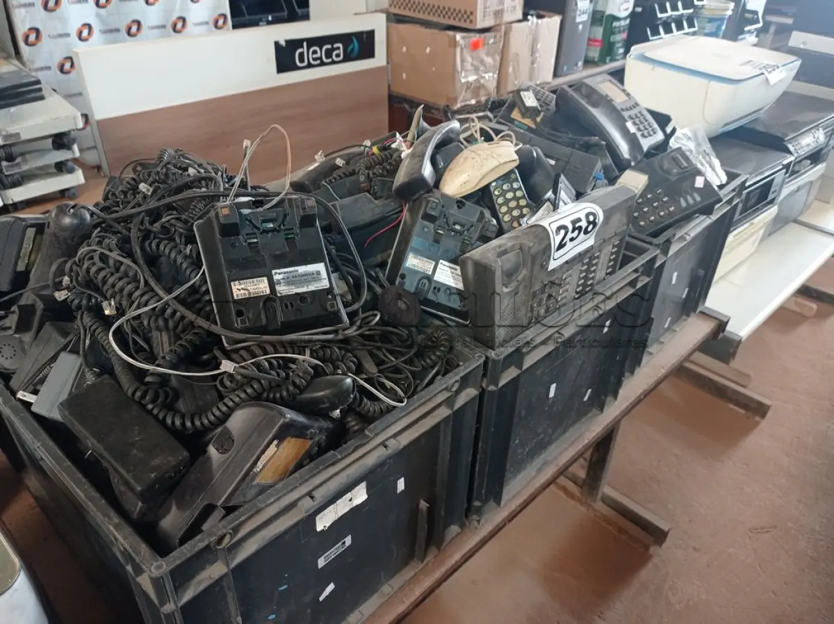 LOTE 258 - 03 CAIXAS COM VÁRIOS APARELHOS DE TELEFONE E ELETRÔNICOS DIVERSOS. (NO ESTADO) ATENÇÃO! FAZER A VISITAÇÃO ANTES DE ARREMATAR, NÃO SABEMOS SE FUNCIONA. LEILÃO NÃO TEM GARANTIA E NEM DEVOLUÇÃO, SUJEITO A POSSÍVEIS AVARIAS VISÍVEIS/OCULTAS E/OU AUSÊNCIA DE COMPONENTES.