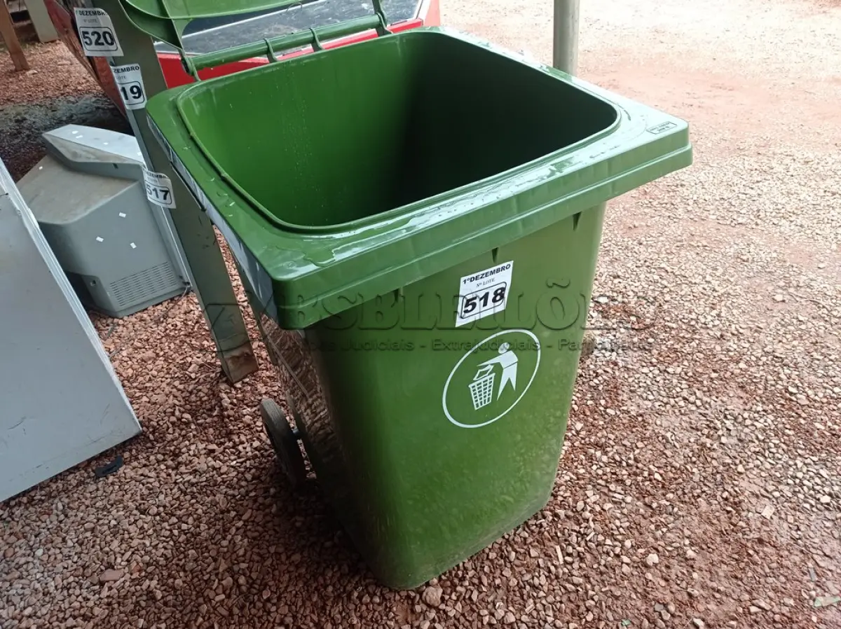 LOTE 518 - 01 CONTAINER HDPE EM-840 360L. (NO ESTADO) ATENÇÃO! FAZER A VISITAÇÃO ANTES DE ARREMATAR, NÃO SABEMOS SE FUNCIONA. LEILÃO NÃO TEM GARANTIA E NEM DEVOLUÇÃO, SUJEITO A POSSÍVEIS AVARIAS VISÍVEIS/OCULTAS E/OU AUSÊNCIA DE COMPONENTES.