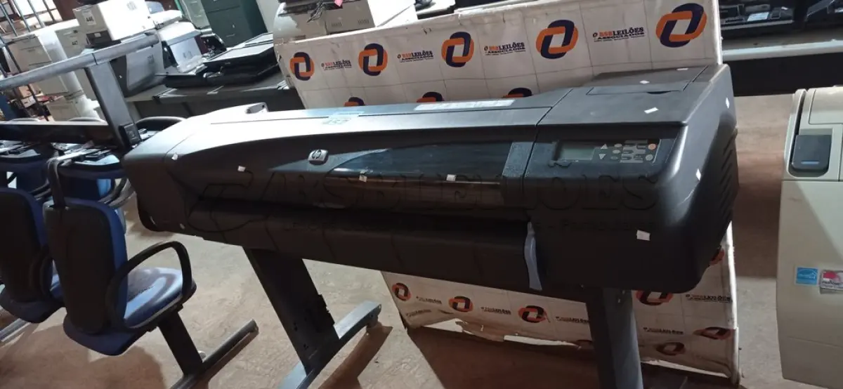 LOTE 452 - 01 PLOTTER MARCA HP. (NO ESTADO) ATENÇÃO! FAZER A VISITAÇÃO ANTES DE ARREMATAR, NÃO SABEMOS SE FUNCIONA. LEILÃO NÃO TEM GARANTIA E NEM DEVOLUÇÃO, SUJEITO A POSSÍVEIS AVARIAS VISÍVEIS/OCULTAS E/OU AUSÊNCIA DE COMPONENTES.