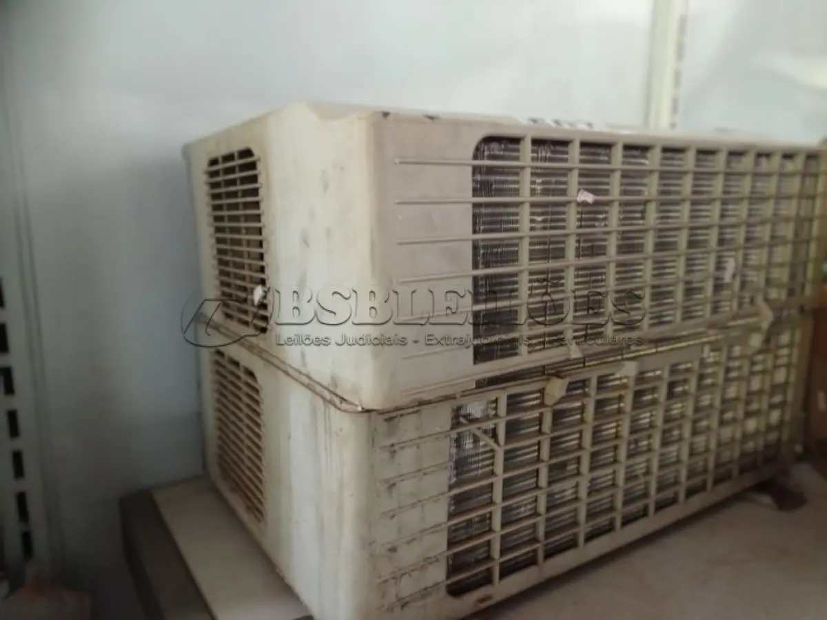LOTE 507 - 01 CONDENSADORA COM AVARIAS. (NO ESTADO) ATENÇÃO! FAZER A VISITAÇÃO ANTES DE ARREMATAR, NÃO SABEMOS SE FUNCIONA. LEILÃO NÃO TEM GARANTIA E NEM DEVOLUÇÃO, SUJEITO A POSSÍVEIS AVARIAS VISÍVEIS/OCULTAS E/OU AUSÊNCIA DE COMPONENTES.