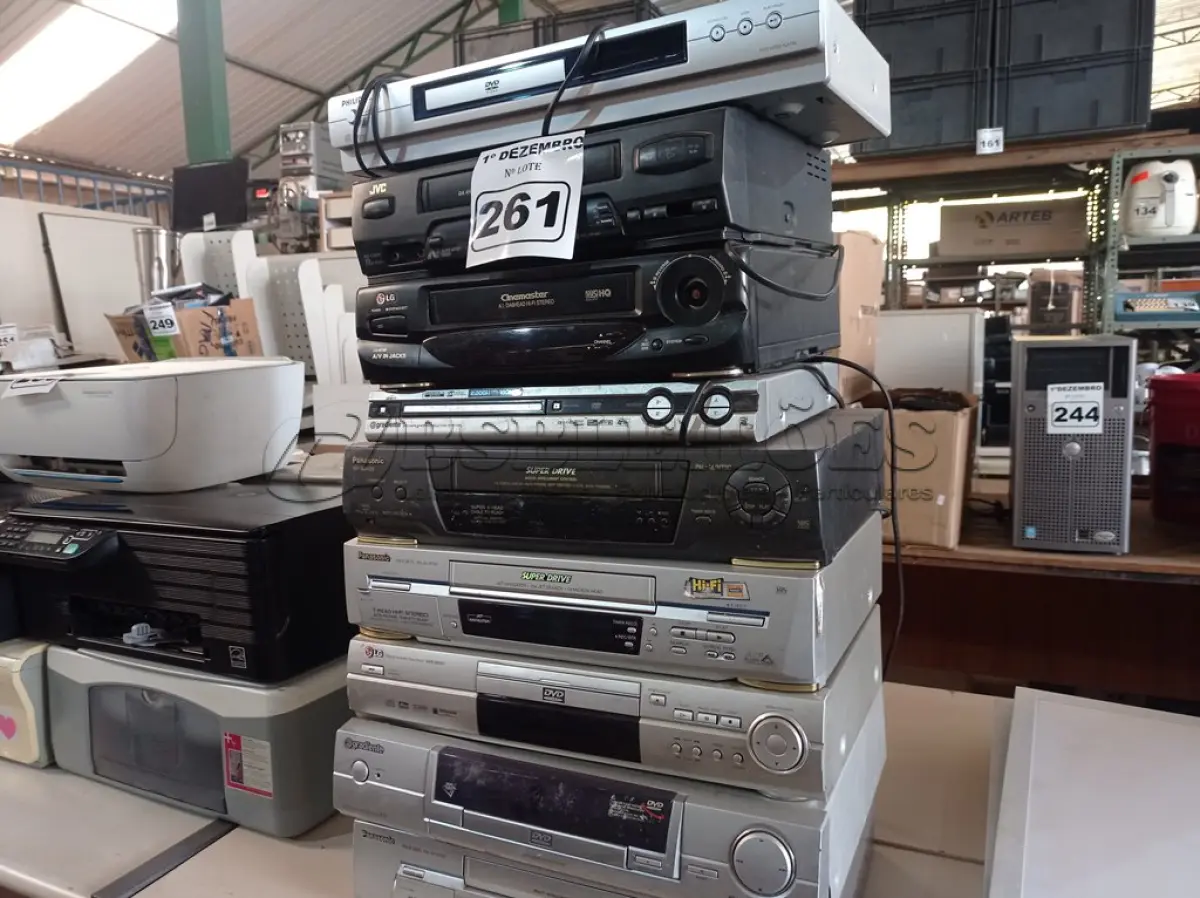 LOTE 261 - 05 VIDEOCASSETES E 04 APARELHOS DE DVD MARCAS E MODELOS DIVERSOS. (NO ESTADO) ATENÇÃO! FAZER A VISITAÇÃO ANTES DE ARREMATAR, NÃO SABEMOS SE FUNCIONA. LEILÃO NÃO TEM GARANTIA E NEM DEVOLUÇÃO, SUJEITO A POSSÍVEIS AVARIAS VISÍVEIS/OCULTAS E/OU AUSÊNCIA DE COMPONENTES.
