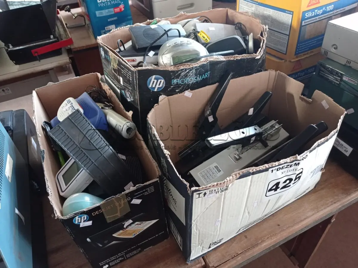 LOTE 425 - 01 LOTE COM VÁRIOS GRAMPEADORES E PERIFÉRICOS DIVERSOS. (NO ESTADO) ATENÇÃO! FAZER A VISITAÇÃO ANTES DE ARREMATAR, NÃO SABEMOS SE FUNCIONA. LEILÃO NÃO TEM GARANTIA E NEM DEVOLUÇÃO, SUJEITO A POSSÍVEIS AVARIAS VISÍVEIS/OCULTAS E/OU AUSÊNCIA DE COMPONENTES.