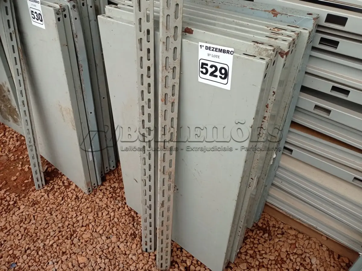 LOTE 529 - 01 ESTANTE DE AÇO COM 08 PRATELEIRAS. (NO ESTADO) ATENÇÃO! FAZER A VISITAÇÃO ANTES DE ARREMATAR, NÃO SABEMOS SE FUNCIONA. LEILÃO NÃO TEM GARANTIA E NEM DEVOLUÇÃO, SUJEITO A POSSÍVEIS AVARIAS VISÍVEIS/OCULTAS E/OU AUSÊNCIA DE COMPONENTES.