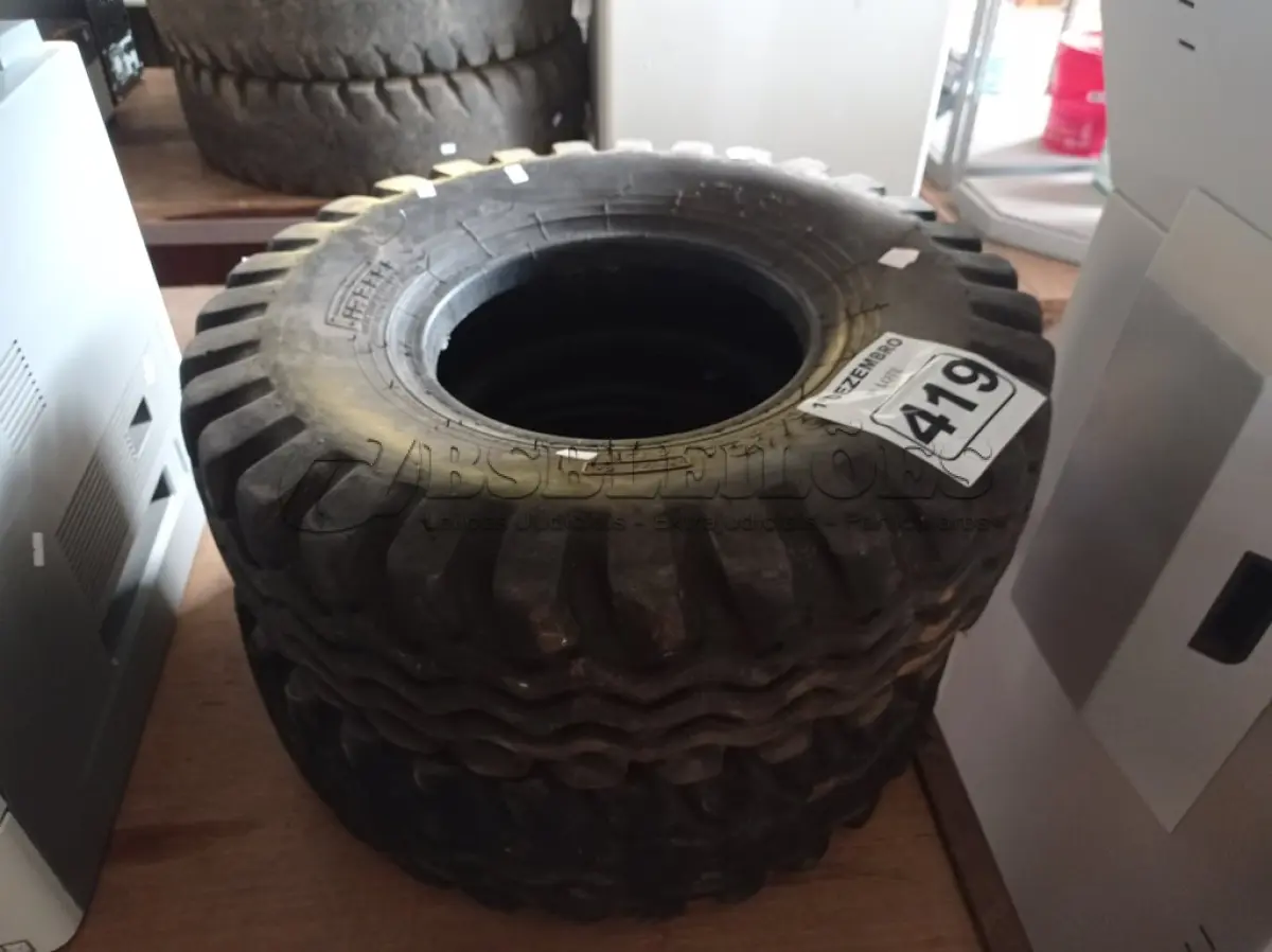 LOTE 419 - 02 PNEUS PARA EMPILHADEIRA 6-50X10. (NO ESTADO) ATENÇÃO! FAZER A VISITAÇÃO ANTES DE ARREMATAR, NÃO SABEMOS SE FUNCIONA. LEILÃO NÃO TEM GARANTIA E NEM DEVOLUÇÃO, SUJEITO A POSSÍVEIS AVARIAS VISÍVEIS/OCULTAS E/OU AUSÊNCIA DE COMPONENTES.