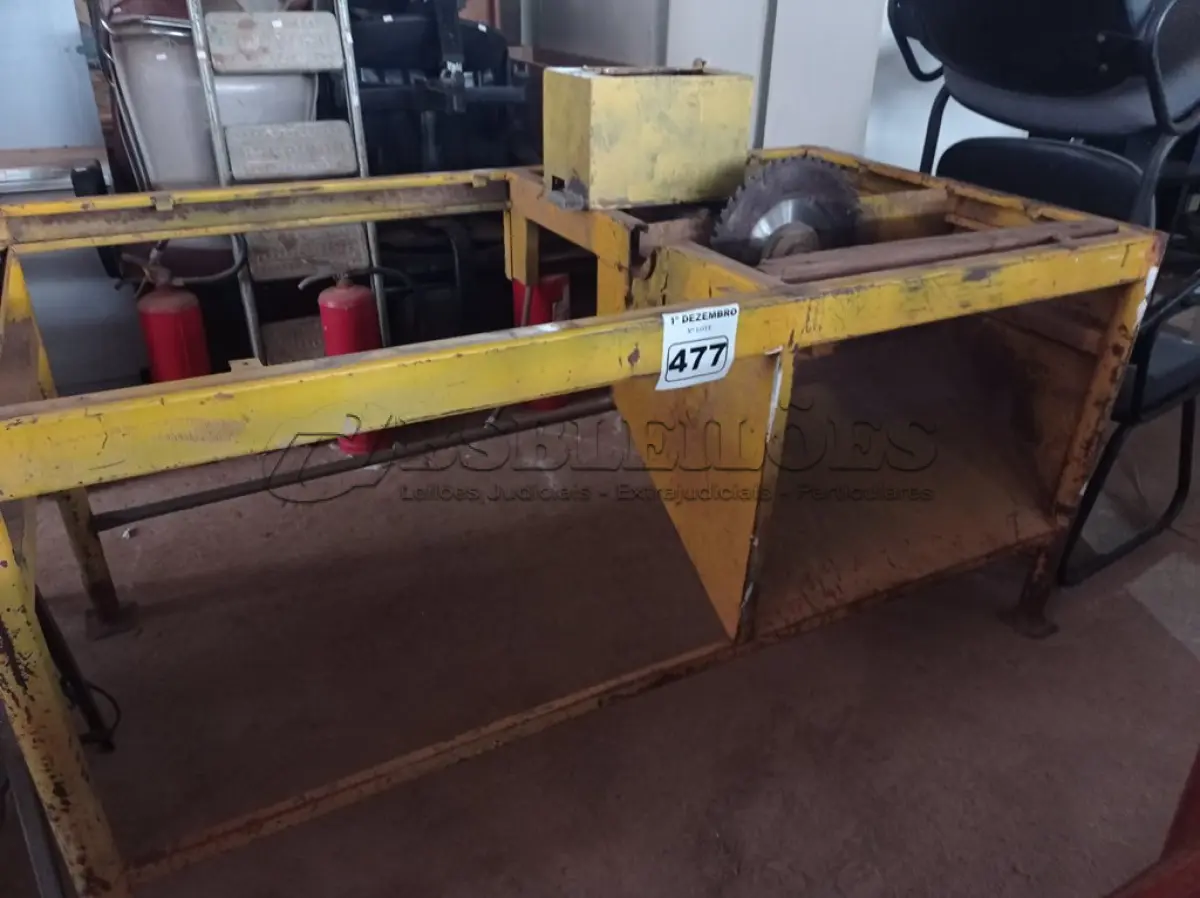 LOTE 477 - 01 SERRA DE BANCADA PARA MARCENARIA. (NO ESTADO) ATENÇÃO! FAZER A VISITAÇÃO ANTES DE ARREMATAR, NÃO SABEMOS SE FUNCIONA. LEILÃO NÃO TEM GARANTIA E NEM DEVOLUÇÃO, SUJEITO A POSSÍVEIS AVARIAS VISÍVEIS/OCULTAS E/OU AUSÊNCIA DE COMPONENTES.