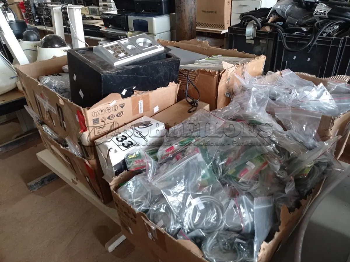 LOTE 333 - 01 COFRE, VÁRIOS APARELHOS DE TELEFONE, VÁRIOS RECORTES DE CABO DE AÇO E TUBOS DE SUPER COLA E PERIFÉRICOS DIVERSOS. (NO ESTADO) ATENÇÃO! FAZER A VISITAÇÃO ANTES DE ARREMATAR, NÃO SABEMOS SE FUNCIONA. LEILÃO NÃO TEM GARANTIA E NEM DEVOLUÇÃO, SUJEITO A POSSÍVEIS AVARIAS VISÍVEIS/OCULTAS E/OU AUSÊNCIA DE COMPONENTES.