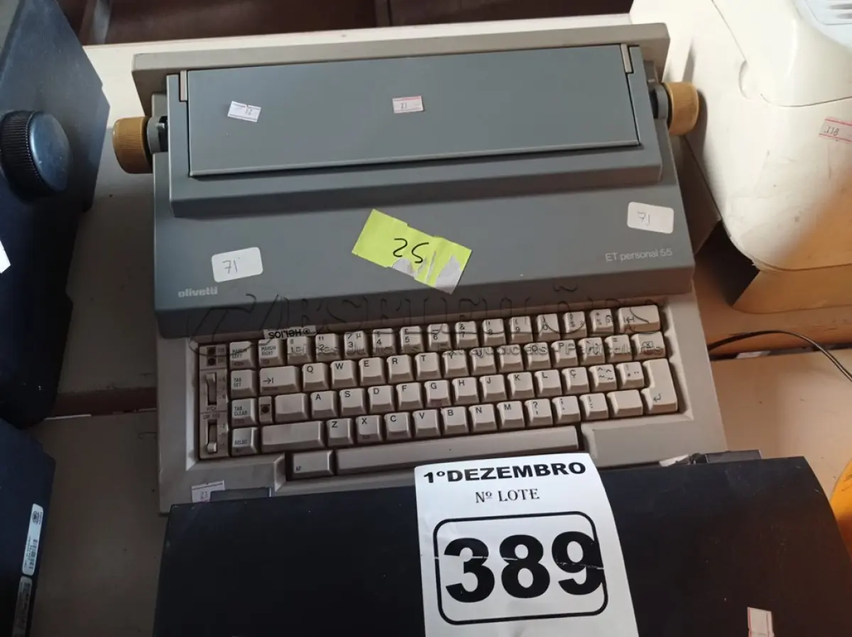 LOTE 389 - 01 MÁQUINA DE ESCREVER OLIVETTI PERSONAL 55 E 01 TOCA DISCOS AVANTI. (NO ESTADO) ATENÇÃO! FAZER A VISITAÇÃO ANTES DE ARREMATAR, NÃO SABEMOS SE FUNCIONA. LEILÃO NÃO TEM GARANTIA E NEM DEVOLUÇÃO, SUJEITO A POSSÍVEIS AVARIAS VISÍVEIS/OCULTAS E/OU AUSÊNCIA DE COMPONENTES.