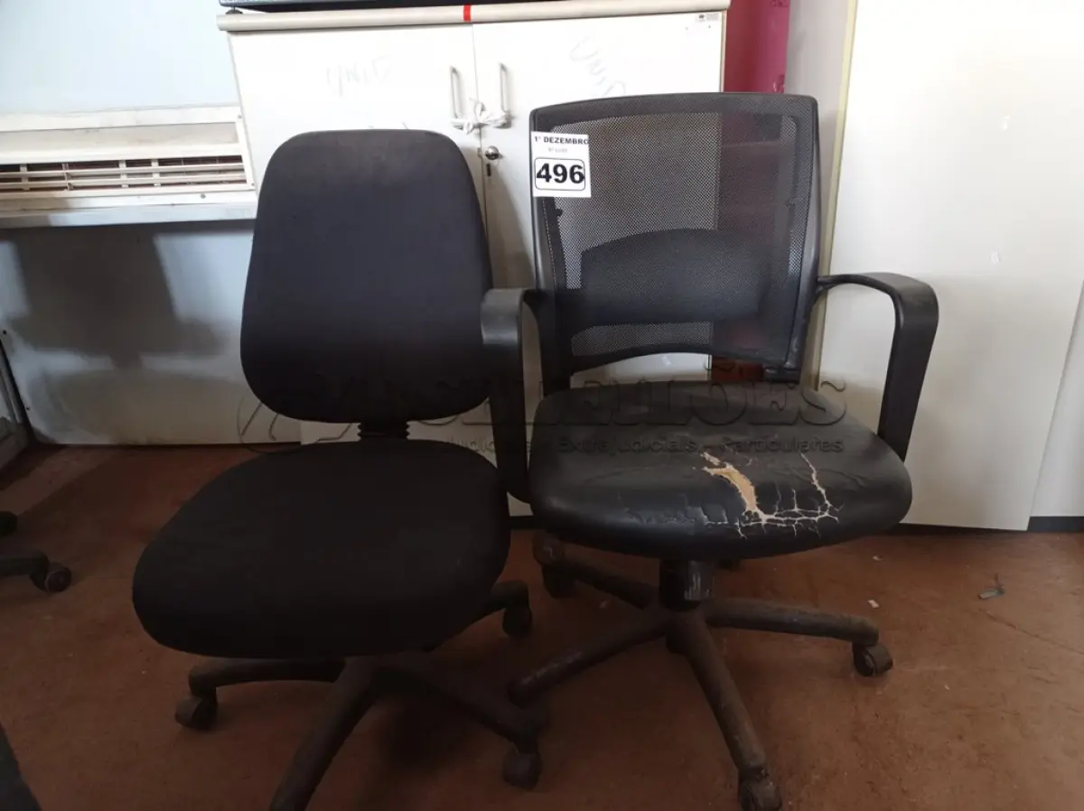 LOTE 496 - 02 CADEIRAS DE ESCRITÓRIO COM BASE GIRATÓRIA. (NO ESTADO) ATENÇÃO! FAZER A VISITAÇÃO ANTES DE ARREMATAR, NÃO SABEMOS SE FUNCIONA. LEILÃO NÃO TEM GARANTIA E NEM DEVOLUÇÃO, SUJEITO A POSSÍVEIS AVARIAS VISÍVEIS/OCULTAS E/OU AUSÊNCIA DE COMPONENTES.