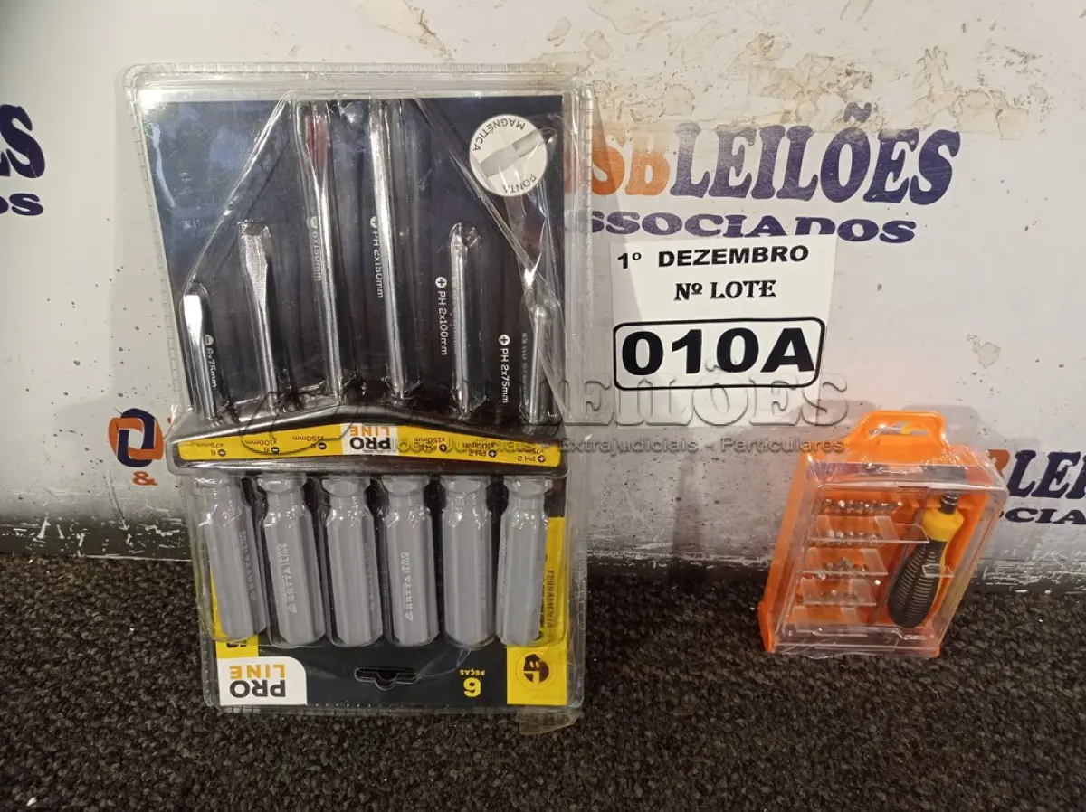 LOTE 010 - 01 KIT DE CHAVES FENDA/PHILIPS 06 PEÇAS E 01 KIT DE CHAVES DE PRECISÃO. (NO ESTADO) ATENÇÃO! FAZER A VISITAÇÃO ANTES DE ARREMATAR, NÃO SABEMOS SE FUNCIONA. LEILÃO NÃO TEM GARANTIA E NEM DEVOLUÇÃO, SUJEITO A POSSÍVEIS AVARIAS VISÍVEIS/OCULTAS E/OU AUSÊNCIA DE COMPONENTES.