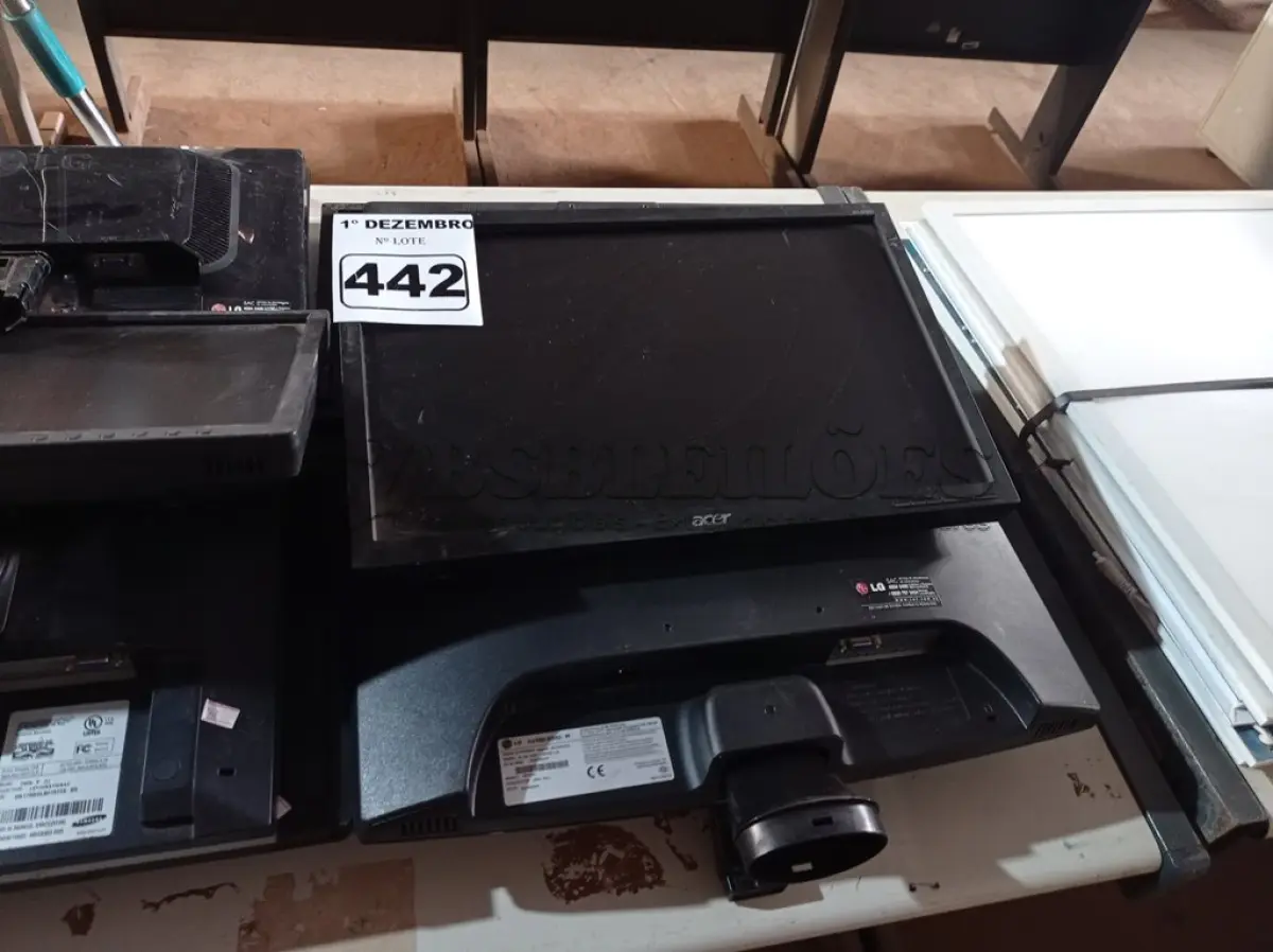 LOTE 442 - 10 MONITORES MARCAS E MODELOS DIVERSOS PARA RETIRADA DE PEÇAS. (NO ESTADO) ATENÇÃO! FAZER A VISITAÇÃO ANTES DE ARREMATAR, NÃO SABEMOS SE FUNCIONA. LEILÃO NÃO TEM GARANTIA E NEM DEVOLUÇÃO, SUJEITO A POSSÍVEIS AVARIAS VISÍVEIS/OCULTAS E/OU AUSÊNCIA DE COMPONENTES.