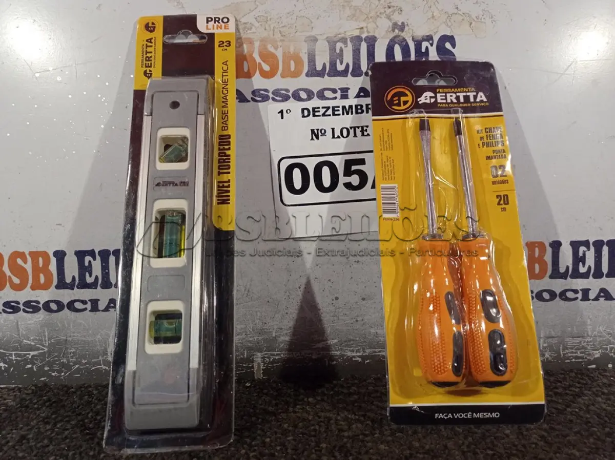 LOTE 005 - 01 NÍVEL DE MÃO E 01 DE CHAVES FENDA/PHILIPS 02 PEÇAS. (NO ESTADO) ATENÇÃO! FAZER A VISITAÇÃO ANTES DE ARREMATAR, NÃO SABEMOS SE FUNCIONA. LEILÃO NÃO TEM GARANTIA E NEM DEVOLUÇÃO, SUJEITO A POSSÍVEIS AVARIAS VISÍVEIS/OCULTAS E/OU AUSÊNCIA DE COMPONENTES.
