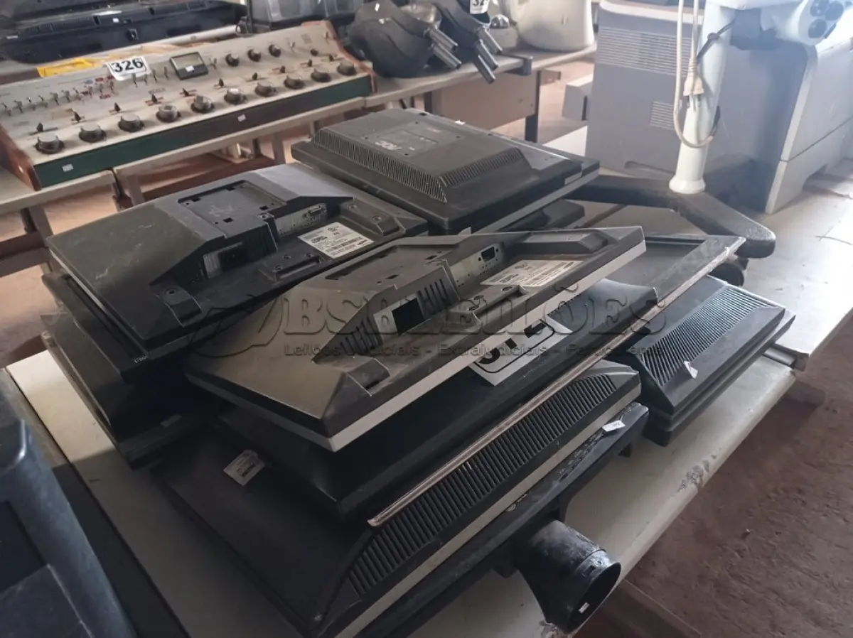 LOTE 372 - 15 MONITORES MARCAS E MODELOS DIVERSOS PARA RETIRADA DE PEÇAS. (NO ESTADO) ATENÇÃO! FAZER A VISITAÇÃO ANTES DE ARREMATAR, NÃO SABEMOS SE FUNCIONA. LEILÃO NÃO TEM GARANTIA E NEM DEVOLUÇÃO, SUJEITO A POSSÍVEIS AVARIAS VISÍVEIS/OCULTAS E/OU AUSÊNCIA DE COMPONENTES.