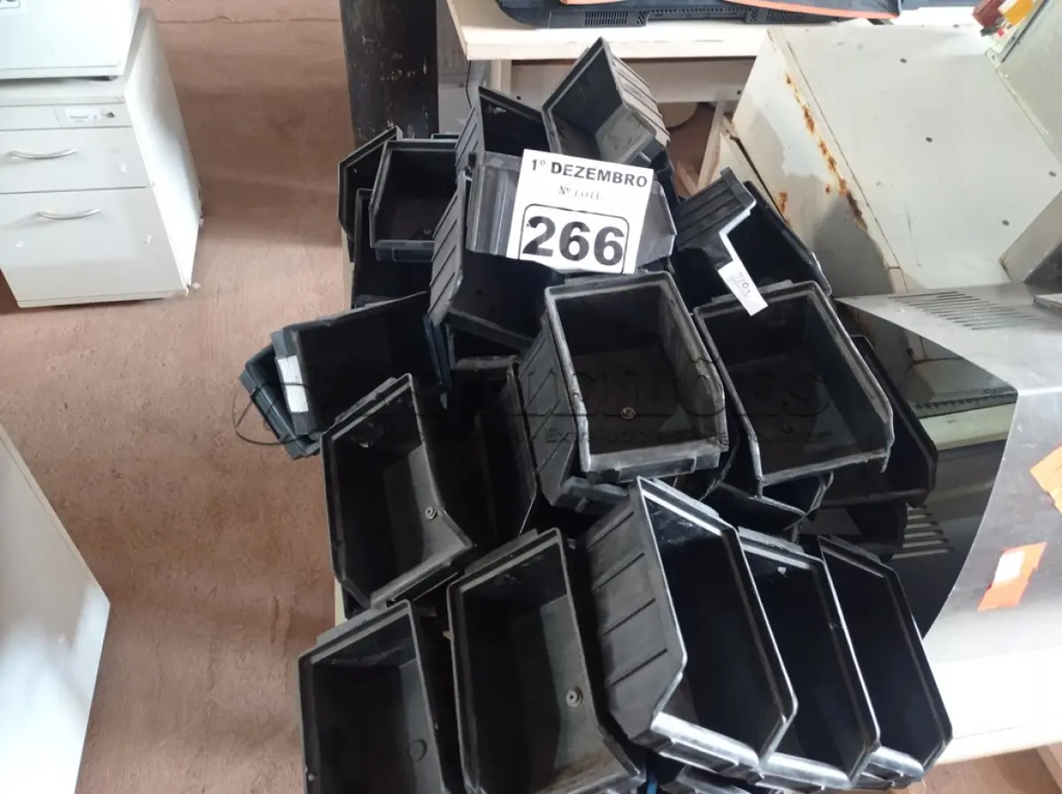 LOTE 266 - 01 LOTE COM VÁRIAS CAÇAMBAS ORGANIZADORAS. (NO ESTADO) ATENÇÃO! FAZER A VISITAÇÃO ANTES DE ARREMATAR, NÃO SABEMOS SE FUNCIONA. LEILÃO NÃO TEM GARANTIA E NEM DEVOLUÇÃO, SUJEITO A POSSÍVEIS AVARIAS VISÍVEIS/OCULTAS E/OU AUSÊNCIA DE COMPONENTES.