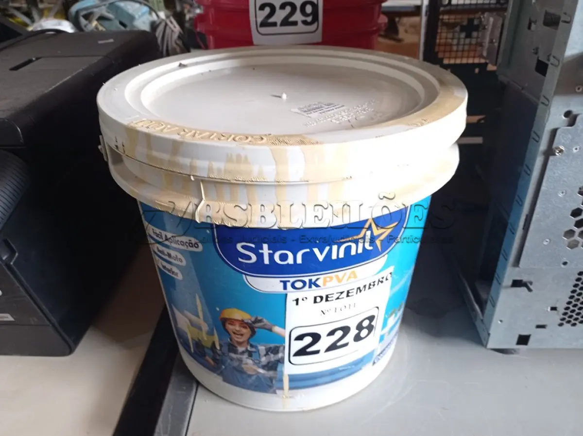 LOTE 228 - 01 BALDE DE MASSA ACRÍLICA STAR VINIL TOK PVA 16L. (NO ESTADO) ATENÇÃO! FAZER A VISITAÇÃO ANTES DE ARREMATAR, NÃO SABEMOS SE FUNCIONA. LEILÃO NÃO TEM GARANTIA E NEM DEVOLUÇÃO, SUJEITO A POSSÍVEIS AVARIAS VISÍVEIS/OCULTAS E/OU AUSÊNCIA DE COMPONENTES.