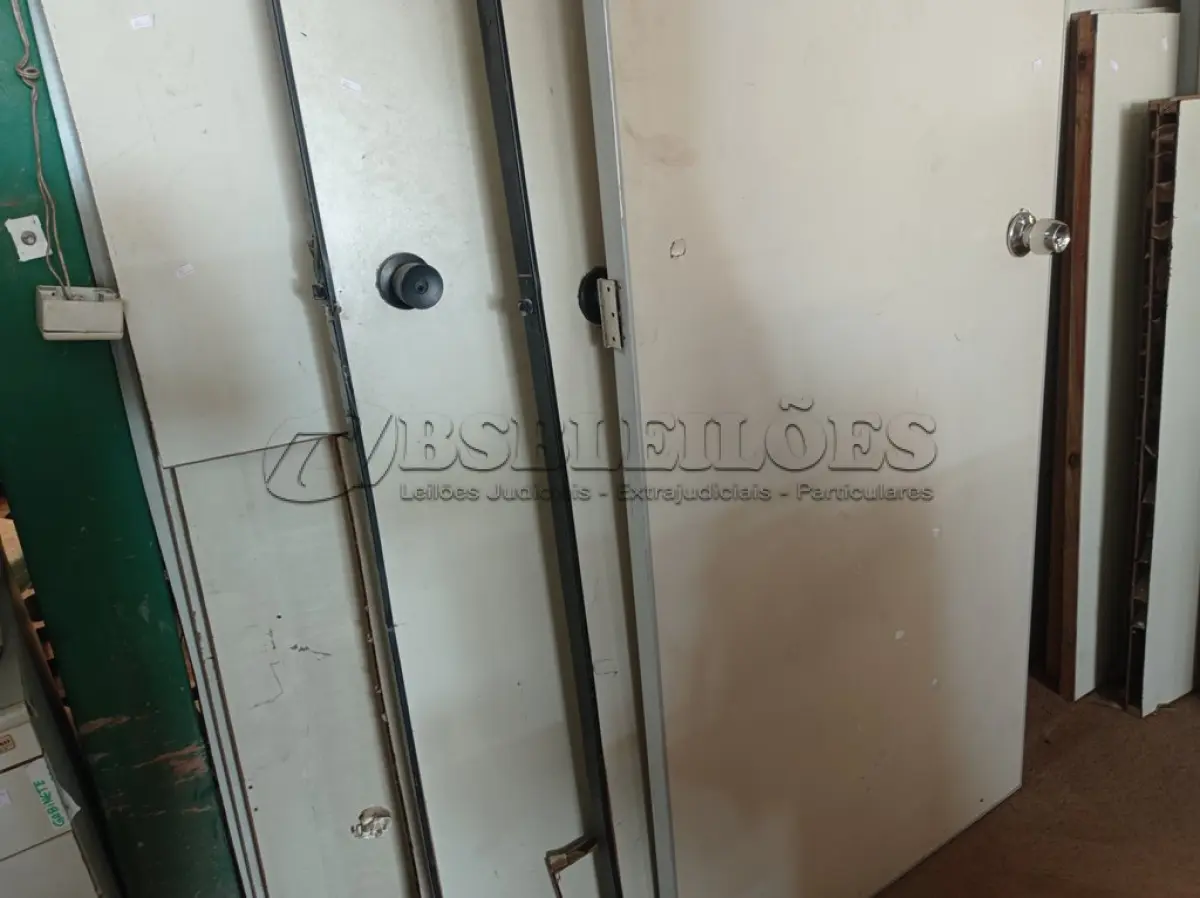 LOTE 252 - 01 LOTE COM VÁRIAS PORTAS E RECORTES DE DIVISÓRIA. (NO ESTADO) ATENÇÃO! FAZER A VISITAÇÃO ANTES DE ARREMATAR, NÃO SABEMOS SE FUNCIONA. LEILÃO NÃO TEM GARANTIA E NEM DEVOLUÇÃO, SUJEITO A POSSÍVEIS AVARIAS VISÍVEIS/OCULTAS E/OU AUSÊNCIA DE COMPONENTES.