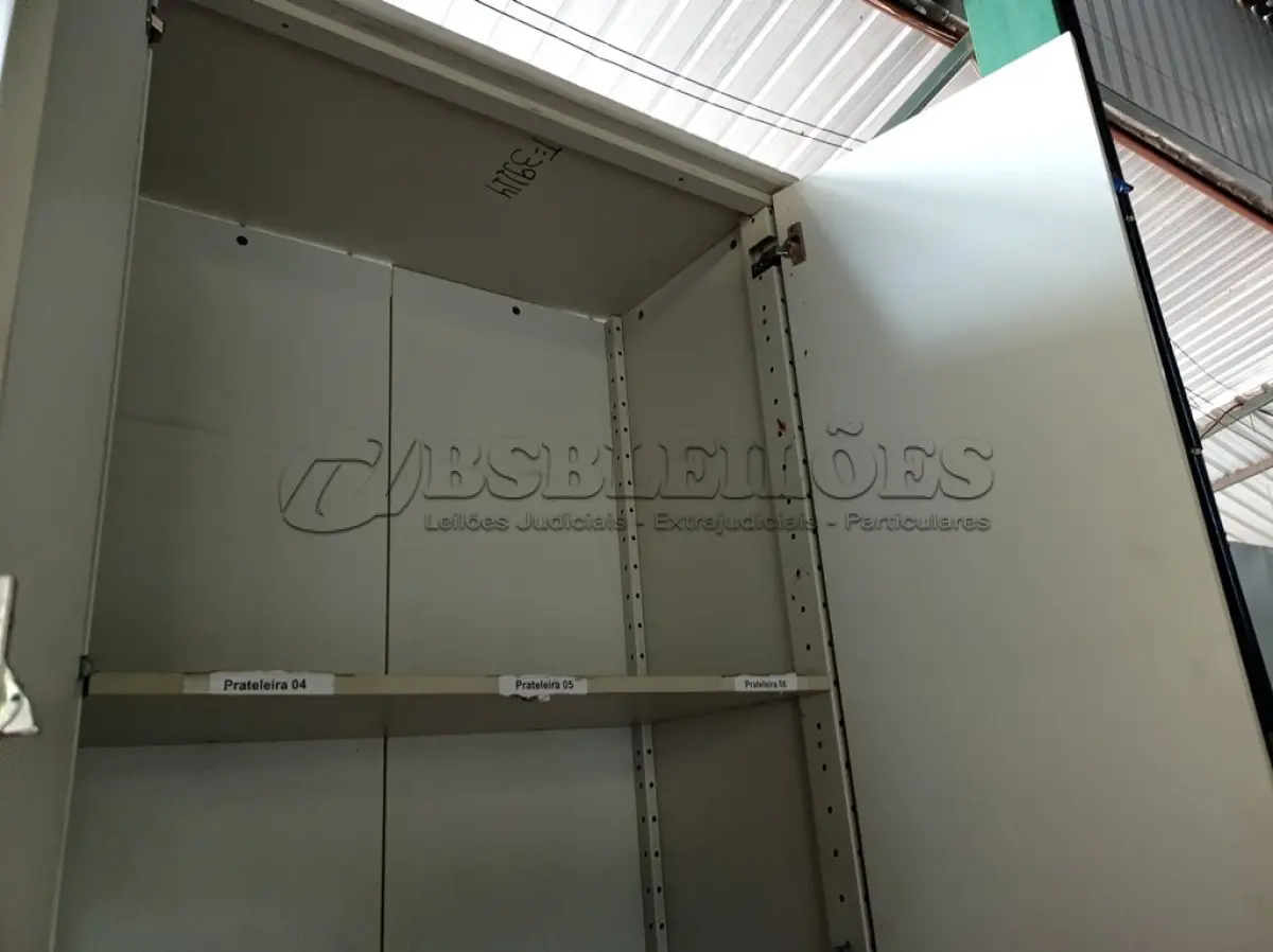 LOTE 511 - 01 ARMÁRIO ALTO EM MADEIRA. (NO ESTADO) ATENÇÃO! FAZER A VISITAÇÃO ANTES DE ARREMATAR, NÃO SABEMOS SE FUNCIONA. LEILÃO NÃO TEM GARANTIA E NEM DEVOLUÇÃO, SUJEITO A POSSÍVEIS AVARIAS VISÍVEIS/OCULTAS E/OU AUSÊNCIA DE COMPONENTES.