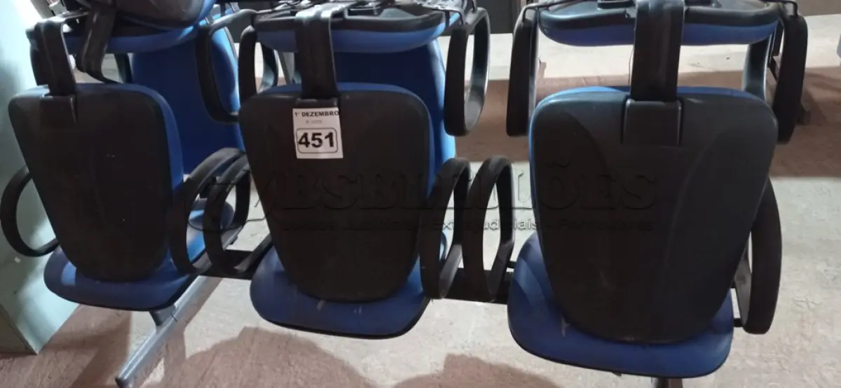 LOTE 451 - 02 LONGARINAS DE 03 LUGARES. (NO ESTADO) ATENÇÃO! FAZER A VISITAÇÃO ANTES DE ARREMATAR, NÃO SABEMOS SE FUNCIONA. LEILÃO NÃO TEM GARANTIA E NEM DEVOLUÇÃO, SUJEITO A POSSÍVEIS AVARIAS VISÍVEIS/OCULTAS E/OU AUSÊNCIA DE COMPONENTES.
