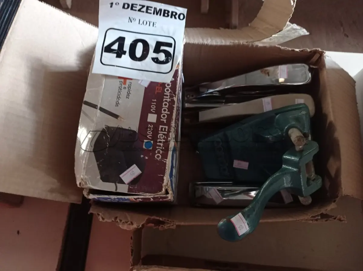 LOTE 405 - 04 GRAMPEADORES, 01 PERFURADOR E 01 APONTADOR ELÉTRICO. (NO ESTADO) ATENÇÃO! FAZER A VISITAÇÃO ANTES DE ARREMATAR, NÃO SABEMOS SE FUNCIONA. LEILÃO NÃO TEM GARANTIA E NEM DEVOLUÇÃO, SUJEITO A POSSÍVEIS AVARIAS VISÍVEIS/OCULTAS E/OU AUSÊNCIA DE COMPONENTES.