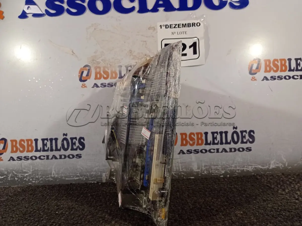 LOTE 521 - 01 PLACA MÃE INTEL DG 43GT, 4GB DE MEMÓRIA E PROCESSADOR CORE2 QUAD. (NO ESTADO) ATENÇÃO! FAZER A VISITAÇÃO ANTES DE ARREMATAR, NÃO SABEMOS SE FUNCIONA. LEILÃO NÃO TEM GARANTIA E NEM DEVOLUÇÃO, SUJEITO A POSSÍVEIS AVARIAS VISÍVEIS/OCULTAS E/OU AUSÊNCIA DE COMPONENTES.