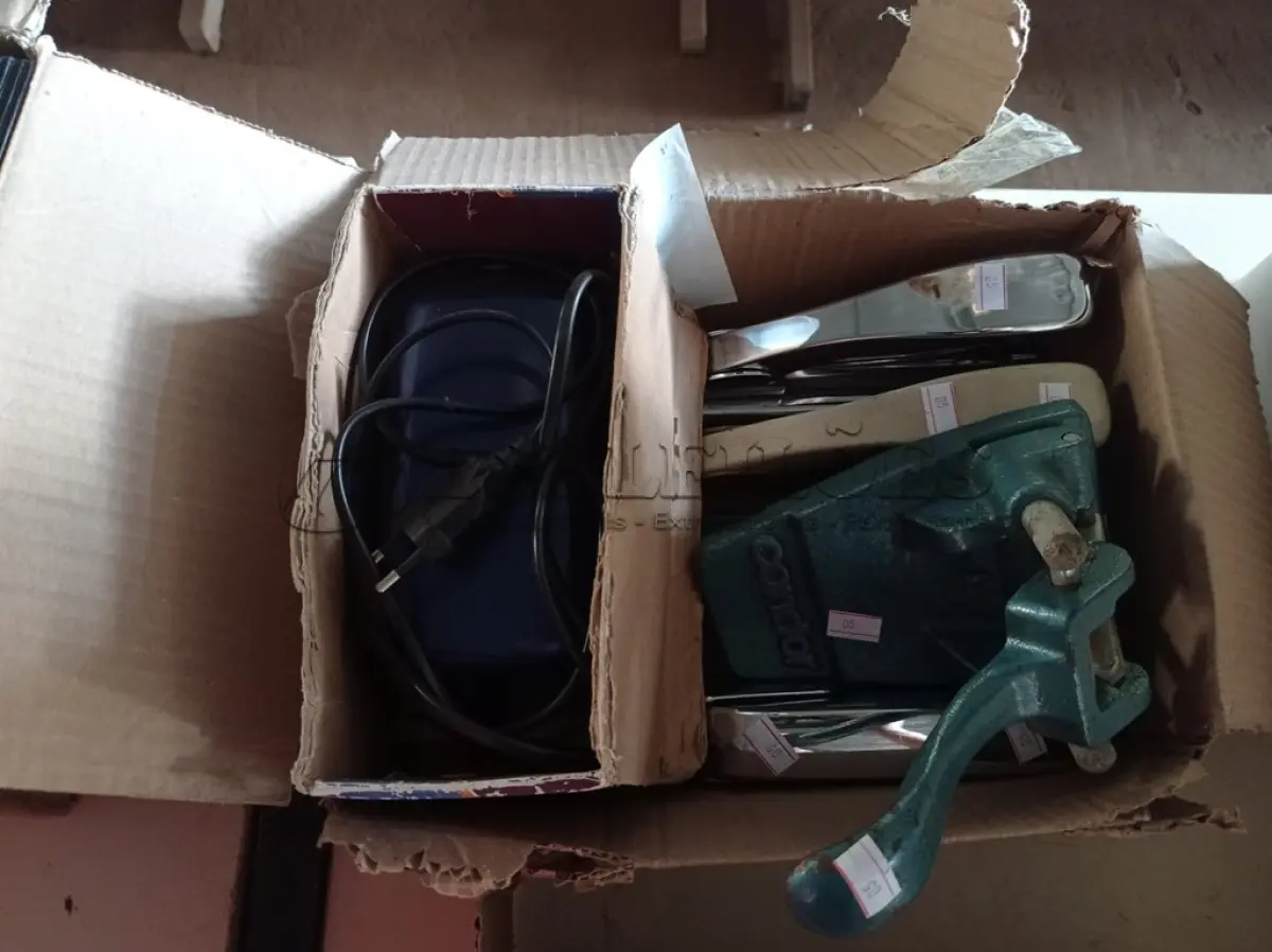 LOTE 405 - 04 GRAMPEADORES, 01 PERFURADOR E 01 APONTADOR ELÉTRICO. (NO ESTADO) ATENÇÃO! FAZER A VISITAÇÃO ANTES DE ARREMATAR, NÃO SABEMOS SE FUNCIONA. LEILÃO NÃO TEM GARANTIA E NEM DEVOLUÇÃO, SUJEITO A POSSÍVEIS AVARIAS VISÍVEIS/OCULTAS E/OU AUSÊNCIA DE COMPONENTES.
