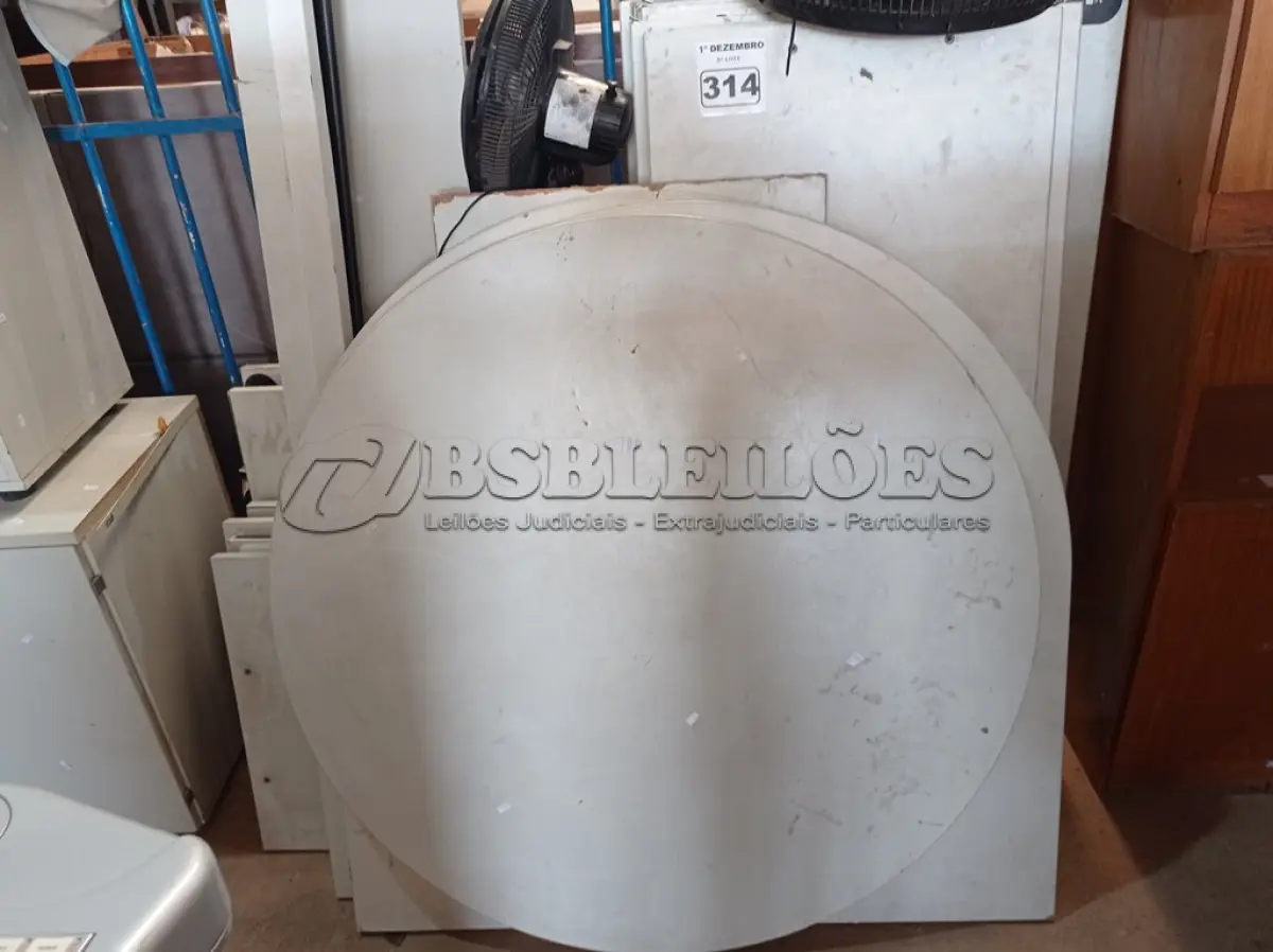 LOTE 314 - 01 LOTE COM VÁRIOS TAMPOS DE MESA, 02 VENTILADORES E 01 TELA DE PROJEÇÃO MARCAS E MODELOS DIVERSOS. (NO ESTADO) ATENÇÃO! FAZER A VISITAÇÃO ANTES DE ARREMATAR, NÃO SABEMOS SE FUNCIONA. LEILÃO NÃO TEM GARANTIA E NEM DEVOLUÇÃO, SUJEITO A POSSÍVEIS AVARIAS VISÍVEIS/OCULTAS E/OU AUSÊNCIA DE COMPONENTES.