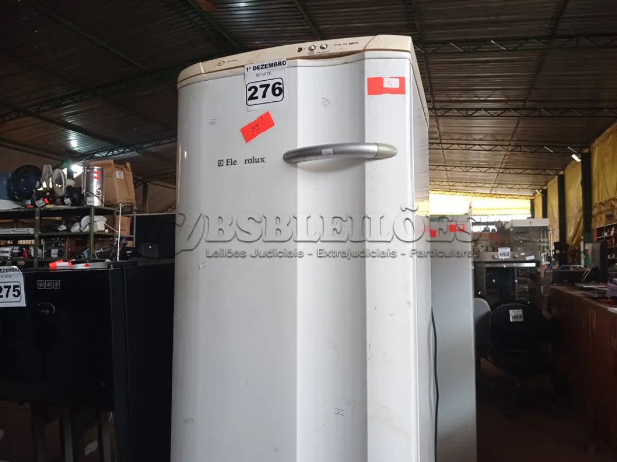 LOTE 276 - 01 FREEZER VERTICAL MARCA ELECTROLUX 220V. (NO ESTADO) ATENÇÃO! FAZER A VISITAÇÃO ANTES DE ARREMATAR, NÃO SABEMOS SE FUNCIONA. LEILÃO NÃO TEM GARANTIA E NEM DEVOLUÇÃO, SUJEITO A POSSÍVEIS AVARIAS VISÍVEIS/OCULTAS E/OU AUSÊNCIA DE COMPONENTES.