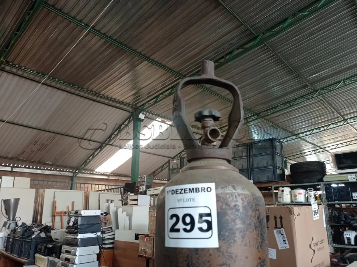 LOTE 295 - 01 CILINDRO. (NO ESTADO) ATENÇÃO! FAZER A VISITAÇÃO ANTES DE ARREMATAR, NÃO SABEMOS SE FUNCIONA. LEILÃO NÃO TEM GARANTIA E NEM DEVOLUÇÃO, SUJEITO A POSSÍVEIS AVARIAS VISÍVEIS/OCULTAS E/OU AUSÊNCIA DE COMPONENTES.