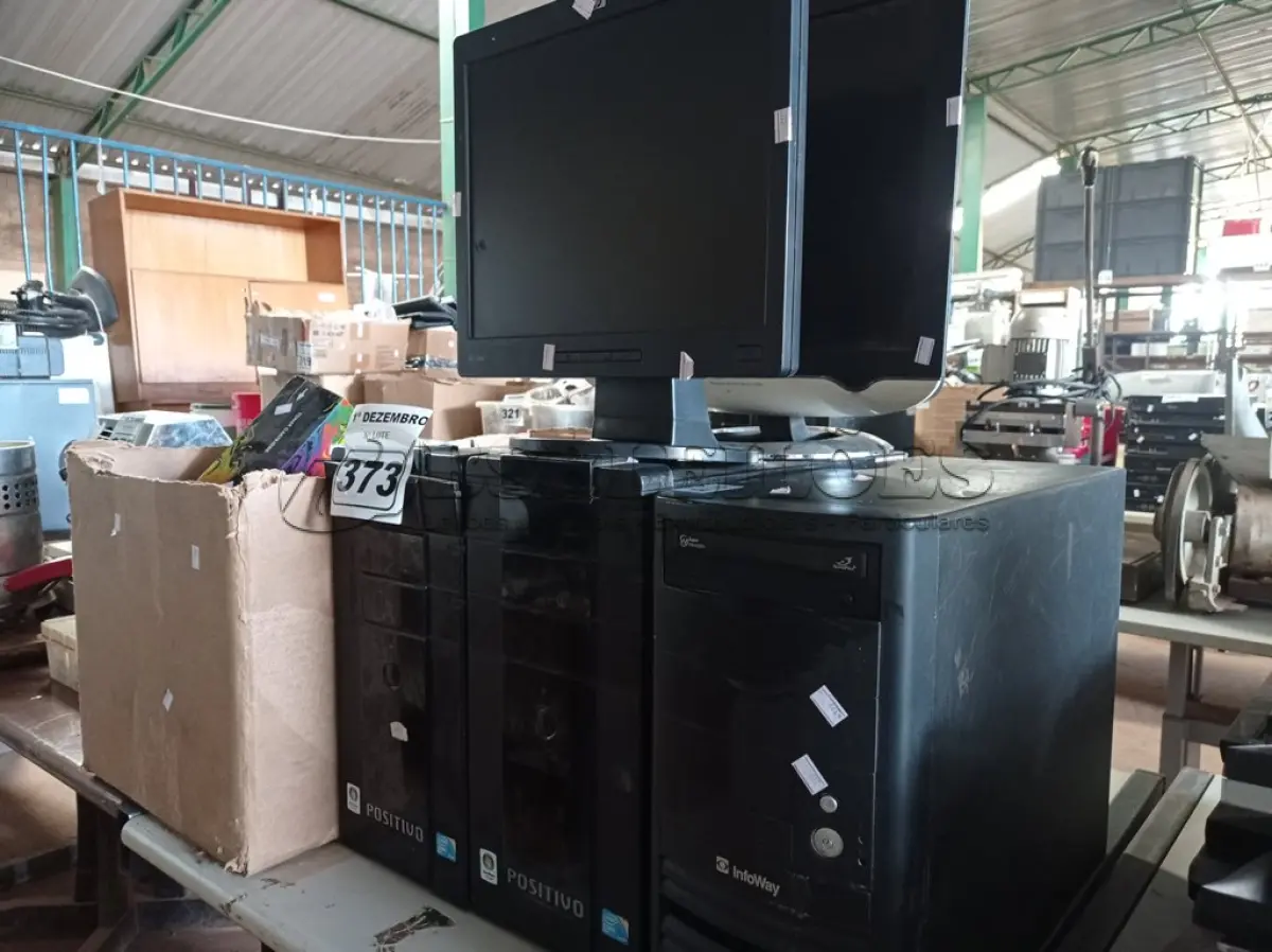 LOTE 373 - 03 CPU’S, 02 MONITORES E 01 CAIXA COM PERIFÉRICOS DIVERSOS. (NO ESTADO) ATENÇÃO! FAZER A VISITAÇÃO ANTES DE ARREMATAR, NÃO SABEMOS SE FUNCIONA. LEILÃO NÃO TEM GARANTIA E NEM DEVOLUÇÃO, SUJEITO A POSSÍVEIS AVARIAS VISÍVEIS/OCULTAS E/OU AUSÊNCIA DE COMPONENTES.