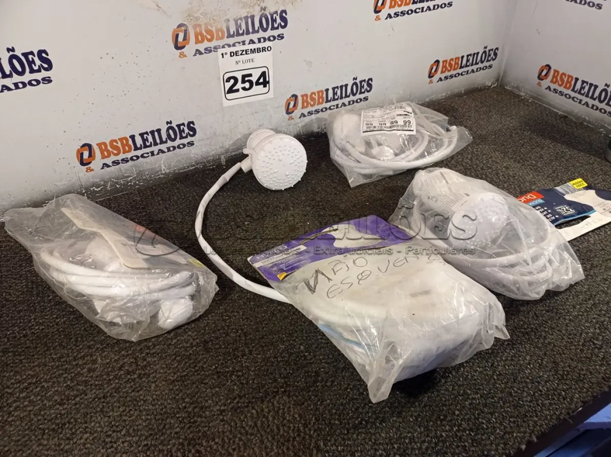 LOTE 254 - 05 CHUVEIROS MARCAS E MODELOS DIVERSOS. (NO ESTADO) ATENÇÃO! FAZER A VISITAÇÃO ANTES DE ARREMATAR, NÃO SABEMOS SE FUNCIONA. LEILÃO NÃO TEM GARANTIA E NEM DEVOLUÇÃO, SUJEITO A POSSÍVEIS AVARIAS VISÍVEIS/OCULTAS E/OU AUSÊNCIA DE COMPONENTES.