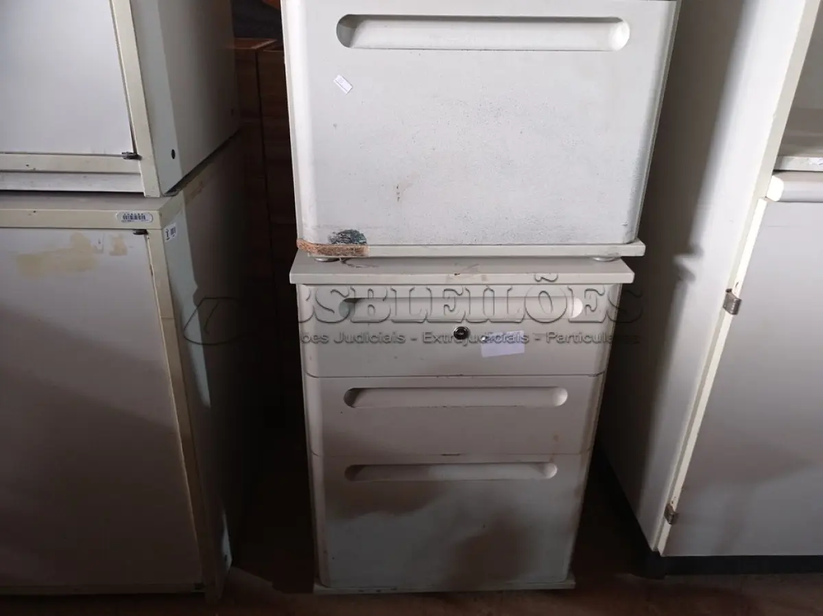 LOTE 465 - 02 GAVETEIROS COM 03 GAVETAS. (NO ESTADO) ATENÇÃO! FAZER A VISITAÇÃO ANTES DE ARREMATAR, NÃO SABEMOS SE FUNCIONA. LEILÃO NÃO TEM GARANTIA E NEM DEVOLUÇÃO, SUJEITO A POSSÍVEIS AVARIAS VISÍVEIS/OCULTAS E/OU AUSÊNCIA DE COMPONENTES.