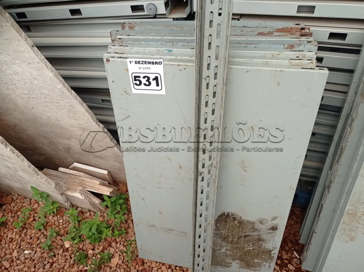 LOTE 531 - 01 ESTANTE DE AÇO COM 08 PRATELEIRAS. (NO ESTADO) ATENÇÃO! FAZER A VISITAÇÃO ANTES DE ARREMATAR, NÃO SABEMOS SE FUNCIONA. LEILÃO NÃO TEM GARANTIA E NEM DEVOLUÇÃO, SUJEITO A POSSÍVEIS AVARIAS VISÍVEIS/OCULTAS E/OU AUSÊNCIA DE COMPONENTES.
