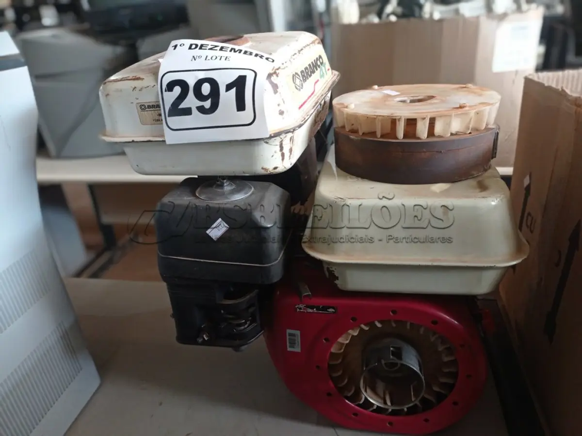 LOTE 291 - 01 MOTOR ESTACIONÁRIO. (NO ESTADO) ATENÇÃO! FAZER A VISITAÇÃO ANTES DE ARREMATAR, NÃO SABEMOS SE FUNCIONA. LEILÃO NÃO TEM GARANTIA E NEM DEVOLUÇÃO, SUJEITO A POSSÍVEIS AVARIAS VISÍVEIS/OCULTAS E/OU AUSÊNCIA DE COMPONENTES.