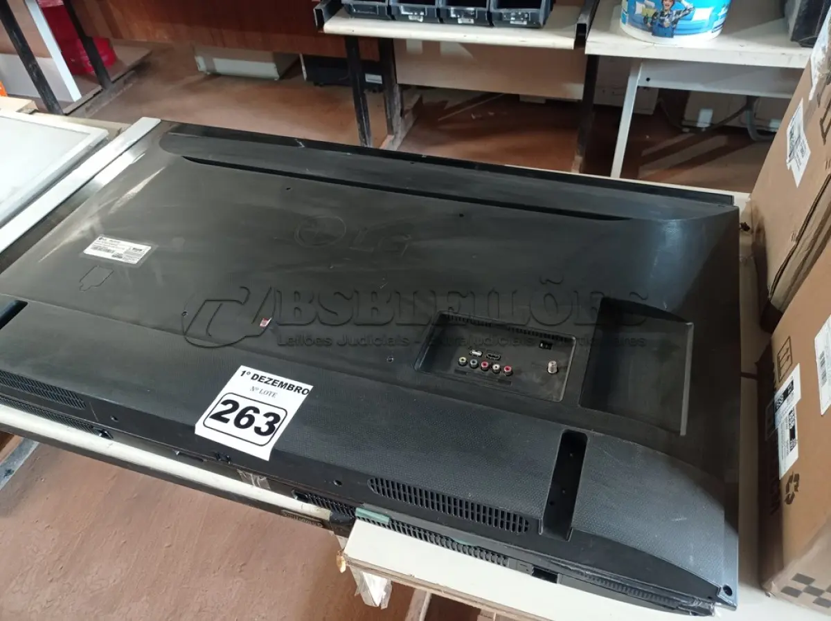 LOTE 263 - 02 TV’S MARCAS E MODELOS DIVERSOS PARA RETIRADA DE PEÇAS. (NO ESTADO) ATENÇÃO! FAZER A VISITAÇÃO ANTES DE ARREMATAR, NÃO SABEMOS SE FUNCIONA. LEILÃO NÃO TEM GARANTIA E NEM DEVOLUÇÃO, SUJEITO A POSSÍVEIS AVARIAS VISÍVEIS/OCULTAS E/OU AUSÊNCIA DE COMPONENTES.