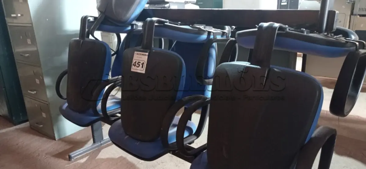 LOTE 451 - 02 LONGARINAS DE 03 LUGARES. (NO ESTADO) ATENÇÃO! FAZER A VISITAÇÃO ANTES DE ARREMATAR, NÃO SABEMOS SE FUNCIONA. LEILÃO NÃO TEM GARANTIA E NEM DEVOLUÇÃO, SUJEITO A POSSÍVEIS AVARIAS VISÍVEIS/OCULTAS E/OU AUSÊNCIA DE COMPONENTES.
