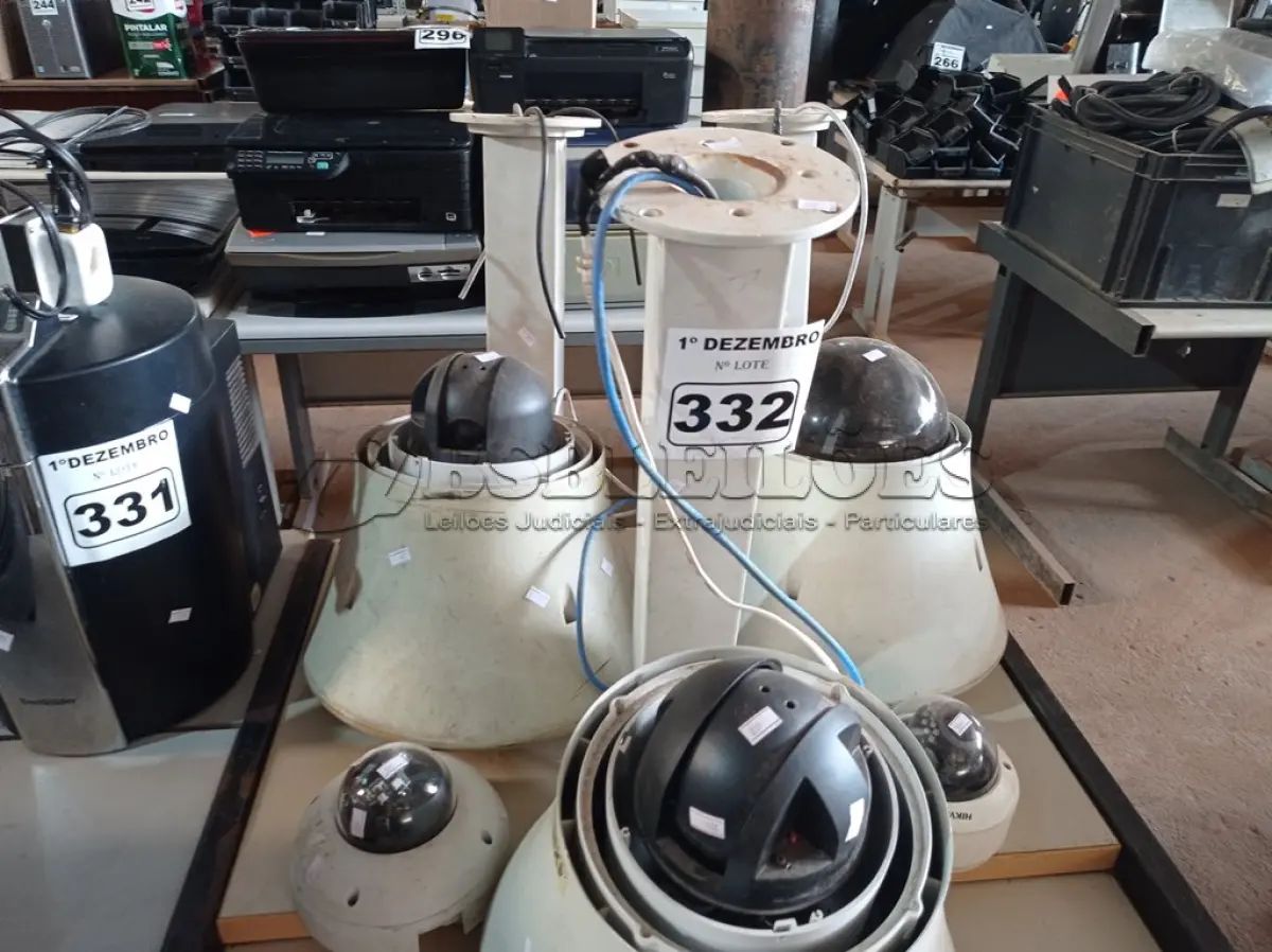 LOTE 332 - 05 CÂMERA DOMES MARCAS E MODELOS DIVERSOS. (NO ESTADO) ATENÇÃO! FAZER A VISITAÇÃO ANTES DE ARREMATAR, NÃO SABEMOS SE FUNCIONA. LEILÃO NÃO TEM GARANTIA E NEM DEVOLUÇÃO, SUJEITO A POSSÍVEIS AVARIAS VISÍVEIS/OCULTAS E/OU AUSÊNCIA DE COMPONENTES.