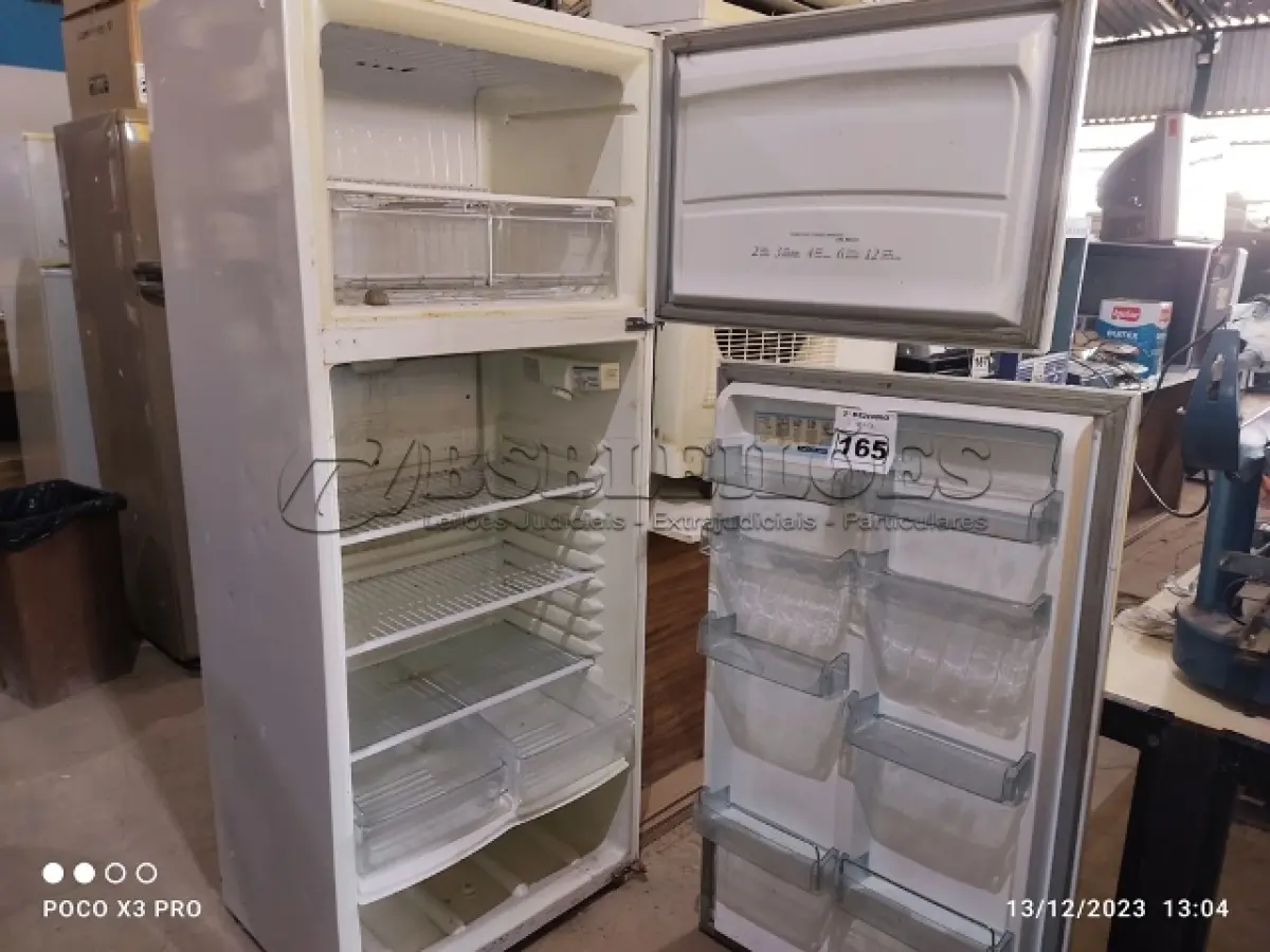 LOTE 165 - 01 GELADEIRA MARCA BRASTEMP 220V. (NO ESTADO) ATENÇÃO! FAZER A VISITAÇÃO ANTES DE ARREMATAR, NÃO SABEMOS SE FUNCIONA. LEILÃO NÃO TEM GARANTIA E NEM DEVOLUÇÃO, SUJEITO A POSSÍVEIS AVARIAS VISÍVEIS/OCULTAS E/OU AUSÊNCIA DE COMPONENTES.