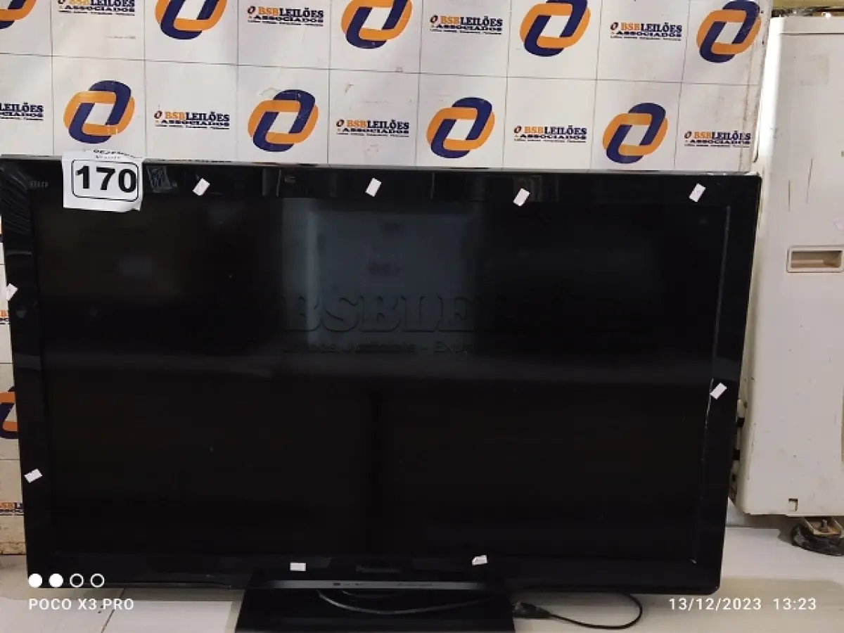 LOTE 170 - 01 TV LCD 42” POL MARCA PANASONIC. (NO ESTADO) ATENÇÃO! FAZER A VISITAÇÃO ANTES DE ARREMATAR, NÃO SABEMOS SE FUNCIONA. LEILÃO NÃO TEM GARANTIA E NEM DEVOLUÇÃO, SUJEITO A POSSÍVEIS AVARIAS VISÍVEIS/OCULTAS E/OU AUSÊNCIA DE COMPONENTES.
