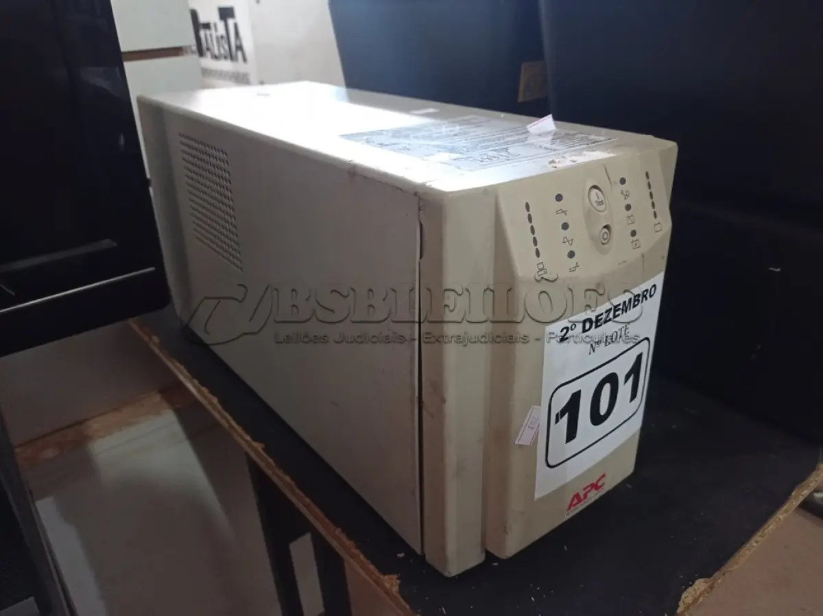 LOTE 101 - 01 NOBREAK APC 700VA. (NO ESTADO) ATENÇÃO! FAZER A VISITAÇÃO ANTES DE ARREMATAR, NÃO SABEMOS SE FUNCIONA. LEILÃO NÃO TEM GARANTIA E NEM DEVOLUÇÃO, SUJEITO A POSSÍVEIS AVARIAS VISÍVEIS/OCULTAS E/OU AUSÊNCIA DE COMPONENTES.