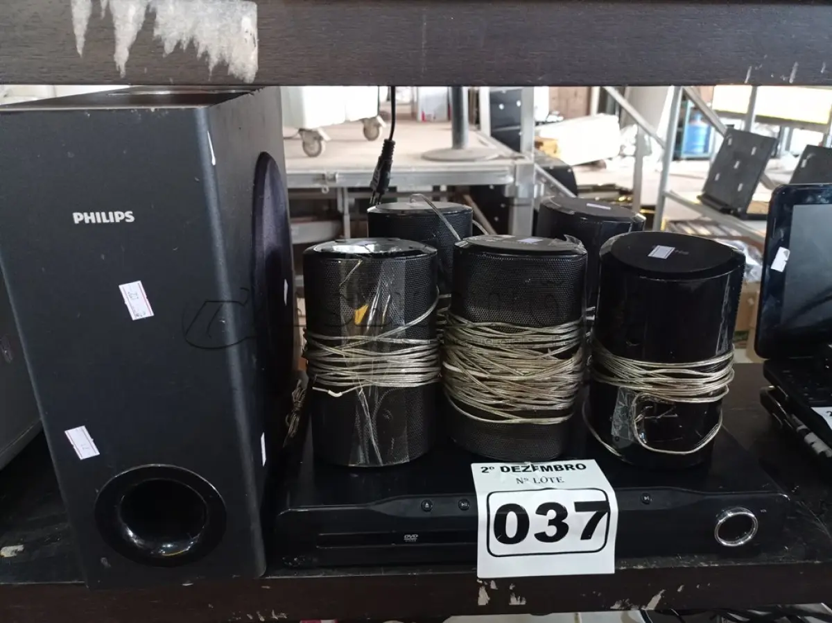 LOTE 037 - 01 DVD HOME THEATER. (NO ESTADO) ATENÇÃO! FAZER A VISITAÇÃO ANTES DE ARREMATAR, NÃO SABEMOS SE FUNCIONA. LEILÃO NÃO TEM GARANTIA E NEM DEVOLUÇÃO, SUJEITO A POSSÍVEIS AVARIAS VISÍVEIS/OCULTAS E/OU AUSÊNCIA DE COMPONENTES.