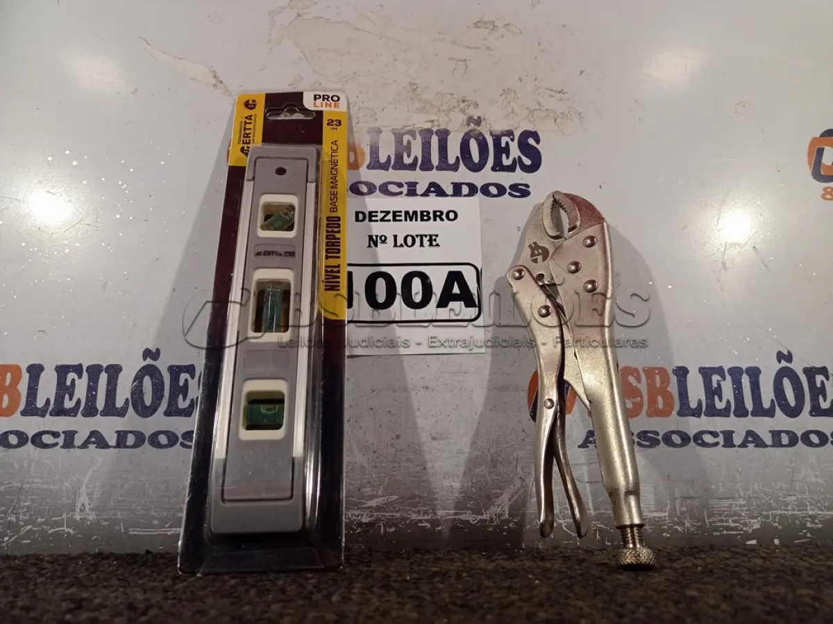 LOTE 100 - 01 NÍVEL DE MÃO E 01 ALICATE DE PRESSÃO. (NO ESTADO) ATENÇÃO! FAZER A VISITAÇÃO ANTES DE ARREMATAR, NÃO SABEMOS SE FUNCIONA. LEILÃO NÃO TEM GARANTIA E NEM DEVOLUÇÃO, SUJEITO A POSSÍVEIS AVARIAS VISÍVEIS/OCULTAS E/OU AUSÊNCIA DE COMPONENTES.