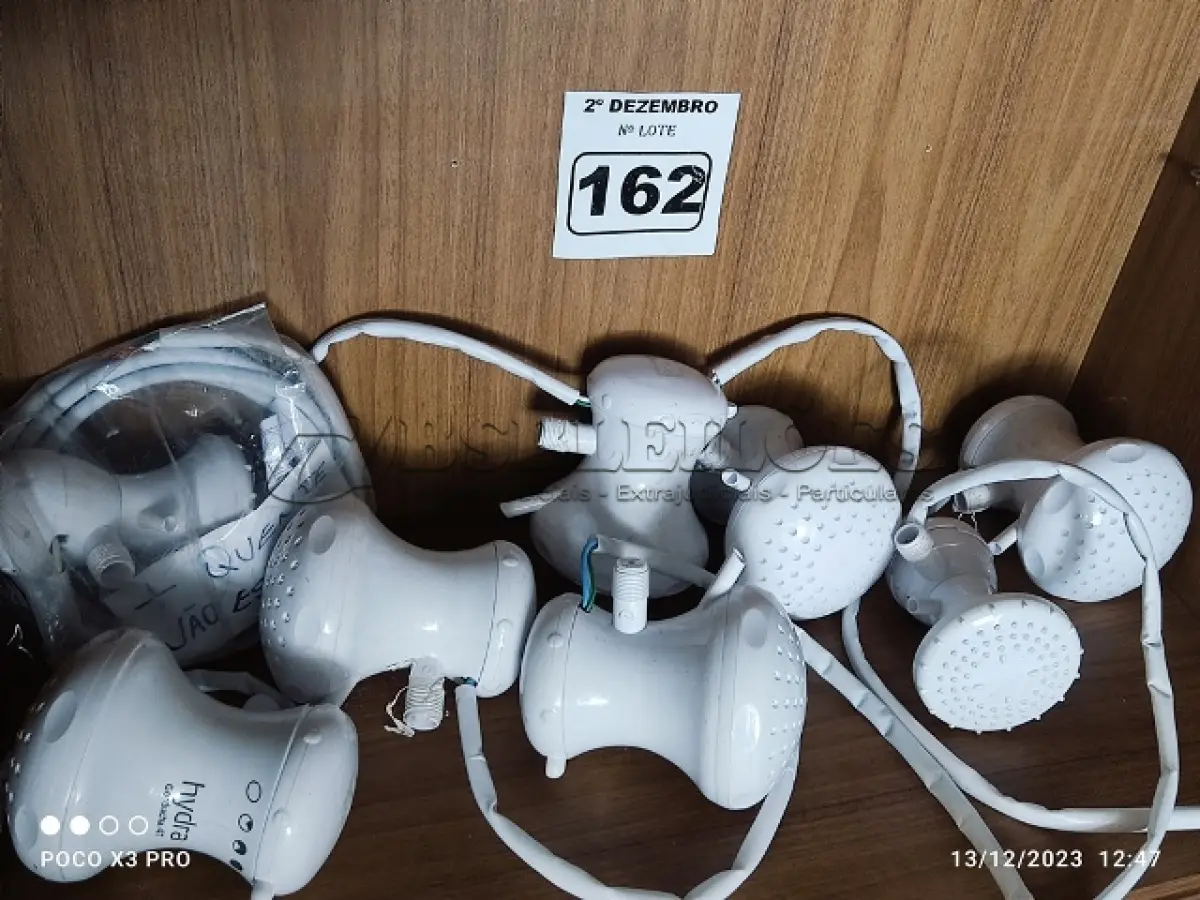 LOTE 162 - 08 CHUVEIROS ELÉTRICOS MARCAS E MODELOS DIVERSOS. (NO ESTADO) ATENÇÃO! FAZER A VISITAÇÃO ANTES DE ARREMATAR, NÃO SABEMOS SE FUNCIONA. LEILÃO NÃO TEM GARANTIA E NEM DEVOLUÇÃO, SUJEITO A POSSÍVEIS AVARIAS VISÍVEIS/OCULTAS E/OU AUSÊNCIA DE COMPONENTES.