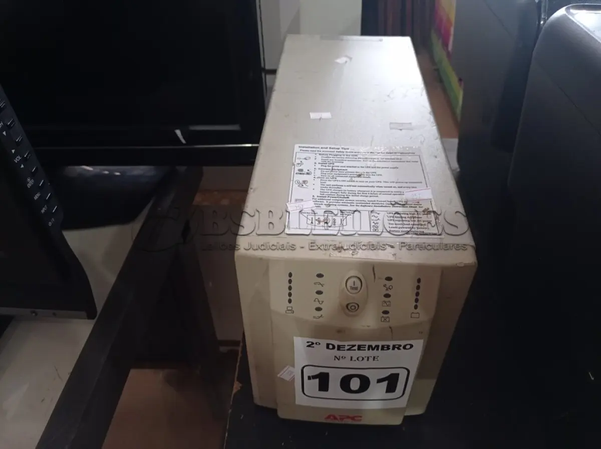 LOTE 101 - 01 NOBREAK APC 700VA. (NO ESTADO) ATENÇÃO! FAZER A VISITAÇÃO ANTES DE ARREMATAR, NÃO SABEMOS SE FUNCIONA. LEILÃO NÃO TEM GARANTIA E NEM DEVOLUÇÃO, SUJEITO A POSSÍVEIS AVARIAS VISÍVEIS/OCULTAS E/OU AUSÊNCIA DE COMPONENTES.