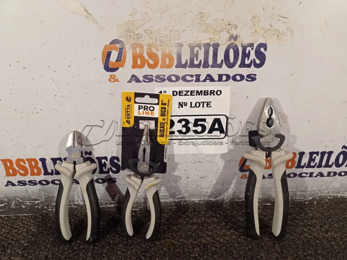 LOTE 235 - 01 ALICATE UNIVERSAL, 01 ALICATE DE BICO 6” E 01 ALICATE DE CORTE. (NO ESTADO) ATENÇÃO! FAZER A VISITAÇÃO ANTES DE ARREMATAR, NÃO SABEMOS SE FUNCIONA. LEILÃO NÃO TEM GARANTIA E NEM DEVOLUÇÃO, SUJEITO A POSSÍVEIS AVARIAS VISÍVEIS/OCULTAS E/OU AUSÊNCIA DE COMPONENTES.