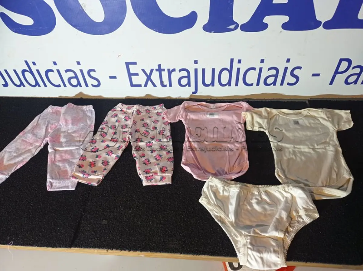 LOTE 057 - 01 LOTE COM APROXIMADAMENTE 12 PEÇAS DE ROUPAS.(NO ESTADO, NÃO SABEMOS SE FUNCIONA. LEILÃO NÃO TEM GARANTIA E NEM DEVOLUÇÃO, SUJEITO A POSSÍVEIS AVARIAS VISÍVEIS/OCULTAS E/OU AUSÊNCIA DE COMPONENTES)