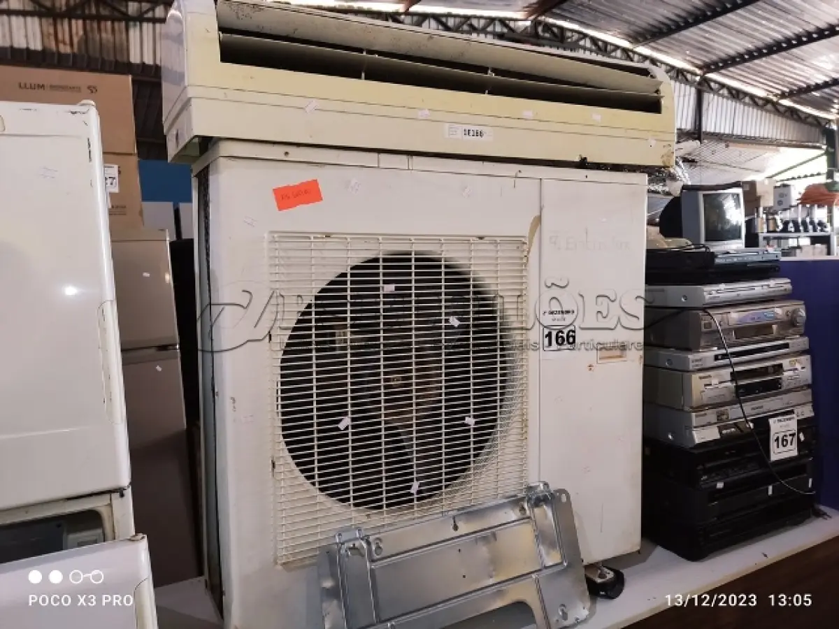 LOTE 166 - 01 AR CONDICIONADO MARCA ELECTROLUX 24000BTU. (NO ESTADO) ATENÇÃO! FAZER A VISITAÇÃO ANTES DE ARREMATAR, NÃO SABEMOS SE FUNCIONA. LEILÃO NÃO TEM GARANTIA E NEM DEVOLUÇÃO, SUJEITO A POSSÍVEIS AVARIAS VISÍVEIS/OCULTAS E/OU AUSÊNCIA DE COMPONENTES.