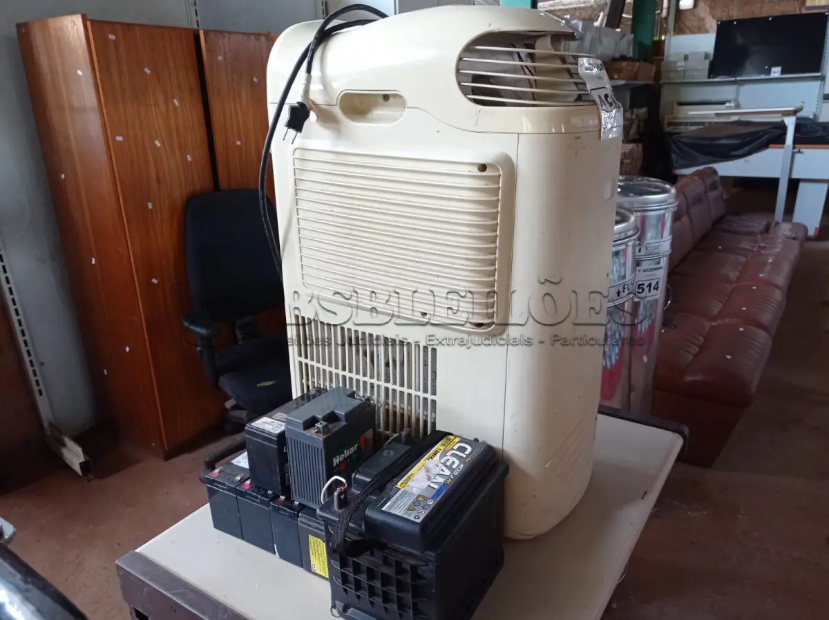 LOTE 484 - 01 AR CONDICIONADO PORTÁTIL E 07 BATERIA DIVERSAS (NO ESTADO) ATENÇÃO! FAZER A VISITAÇÃO ANTES DE ARREMATAR, NÃO SABEMOS SE FUNCIONA. LEILÃO NÃO TEM GARANTIA E NEM DEVOLUÇÃO, SUJEITO A POSSÍVEIS AVARIAS VISÍVEIS/OCULTAS E/OU AUSÊNCIA DE COMPONENTES.