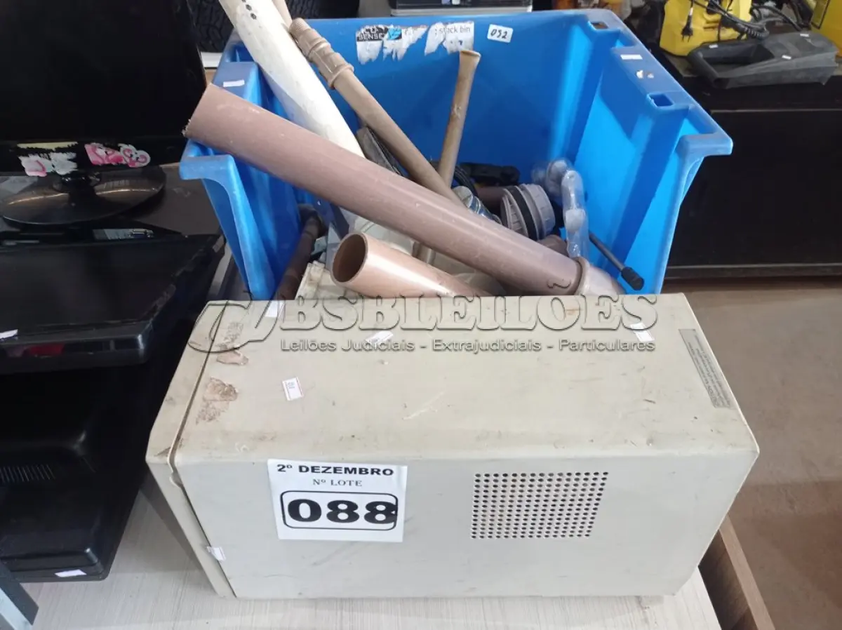 LOTE 088 - 01 NOBREAK APC 700VA E VÁRIAS CONEXÕES HIDRÁULICAS. (NO ESTADO) ATENÇÃO! FAZER A VISITAÇÃO ANTES DE ARREMATAR, NÃO SABEMOS SE FUNCIONA. LEILÃO NÃO TEM GARANTIA E NEM DEVOLUÇÃO, SUJEITO A POSSÍVEIS AVARIAS VISÍVEIS/OCULTAS E/OU AUSÊNCIA DE COMPONENTES.