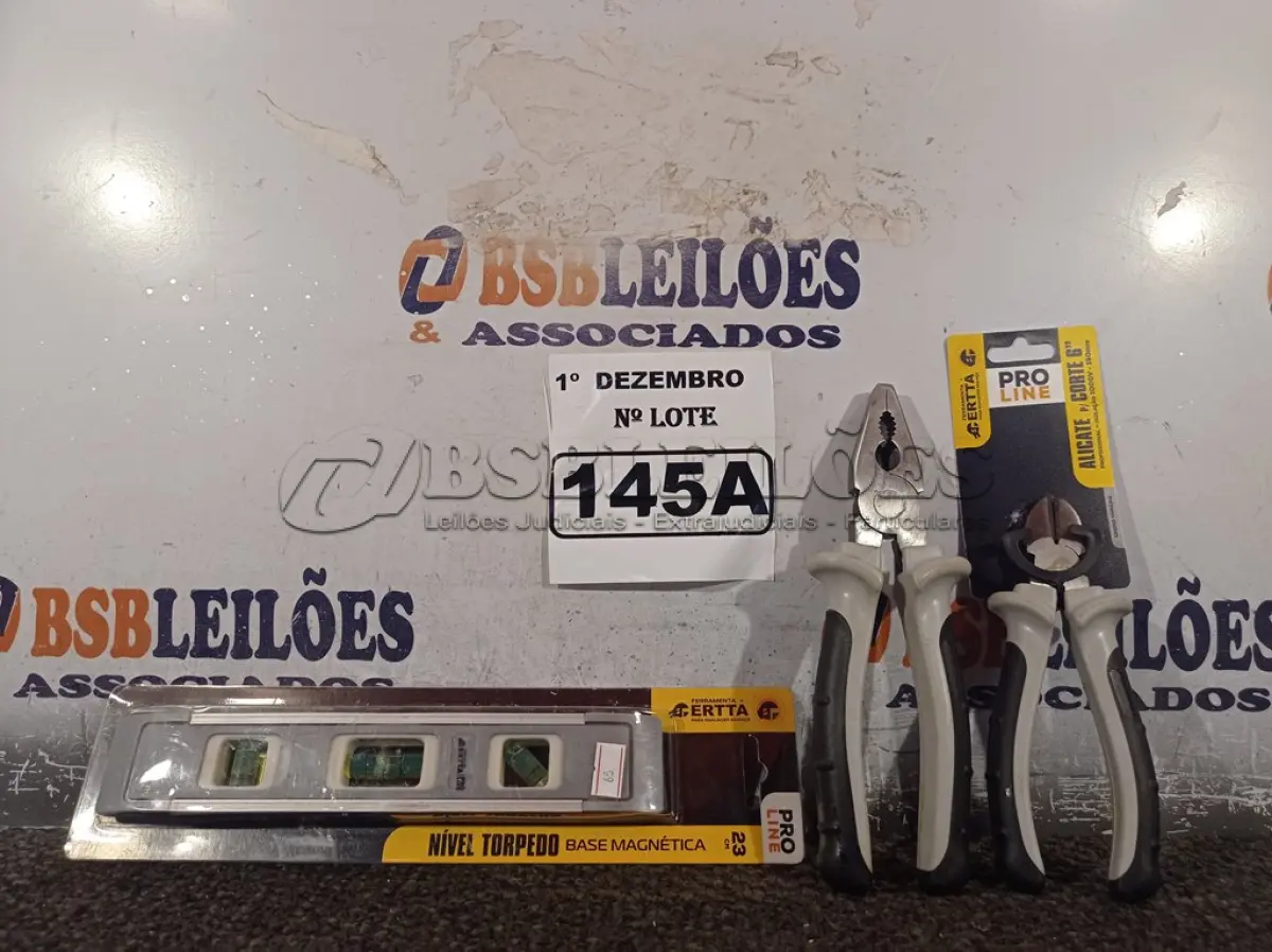LOTE 145 - 01 NÍVEL DE MÃO, 01 ALICATE UNIVERSAL E 01 ALICATE DE CORTE 6”. (NO ESTADO) ATENÇÃO! FAZER A VISITAÇÃO ANTES DE ARREMATAR, NÃO SABEMOS SE FUNCIONA. LEILÃO NÃO TEM GARANTIA E NEM DEVOLUÇÃO, SUJEITO A POSSÍVEIS AVARIAS VISÍVEIS/OCULTAS E/OU AUSÊNCIA DE COMPONENTES.