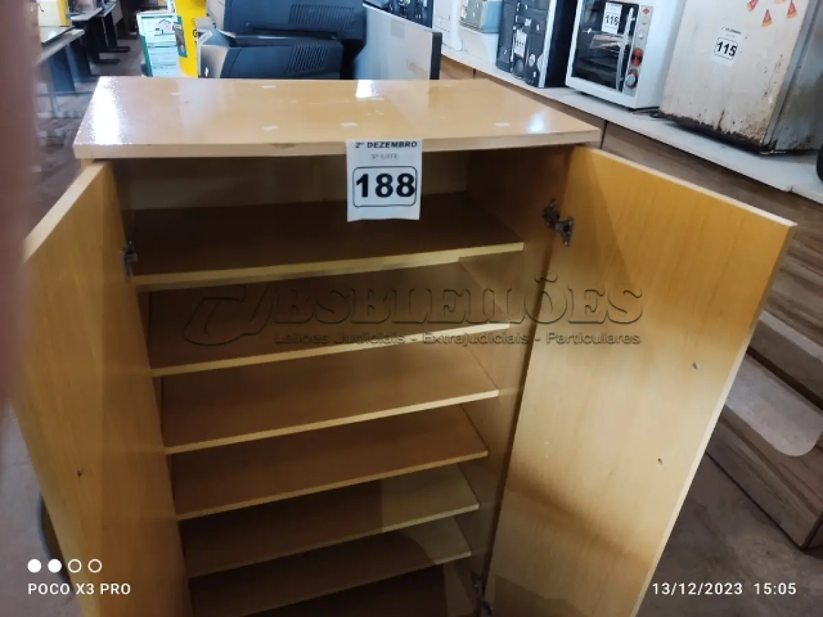 LOTE 188 - 01 ARMÁRIO BAIXO EM MADEIRA COM 02 PORTAS E 06 PRATELEIRAS. (NO ESTADO) ATENÇÃO! FAZER A VISITAÇÃO ANTES DE ARREMATAR, NÃO SABEMOS SE FUNCIONA. LEILÃO NÃO TEM GARANTIA E NEM DEVOLUÇÃO, SUJEITO A POSSÍVEIS AVARIAS VISÍVEIS/OCULTAS E/OU AUSÊNCIA DE COMPONENTES.