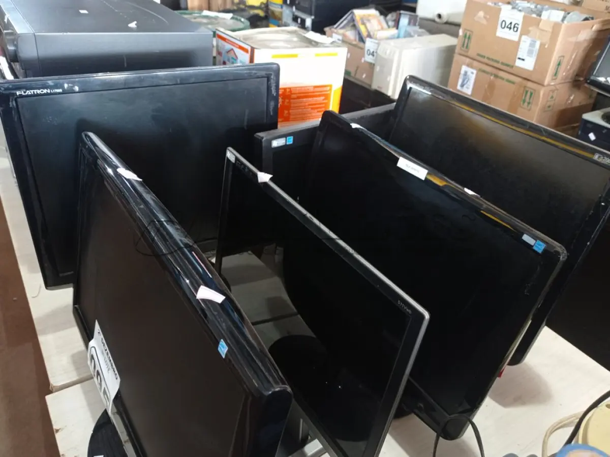 LOTE 095 - 06 MONITORES MARCAS E MODELOS DIVERSOS. (NO ESTADO) ATENÇÃO! FAZER A VISITAÇÃO ANTES DE ARREMATAR, NÃO SABEMOS SE FUNCIONA. LEILÃO NÃO TEM GARANTIA E NEM DEVOLUÇÃO, SUJEITO A POSSÍVEIS AVARIAS VISÍVEIS/OCULTAS E/OU AUSÊNCIA DE COMPONENTES.